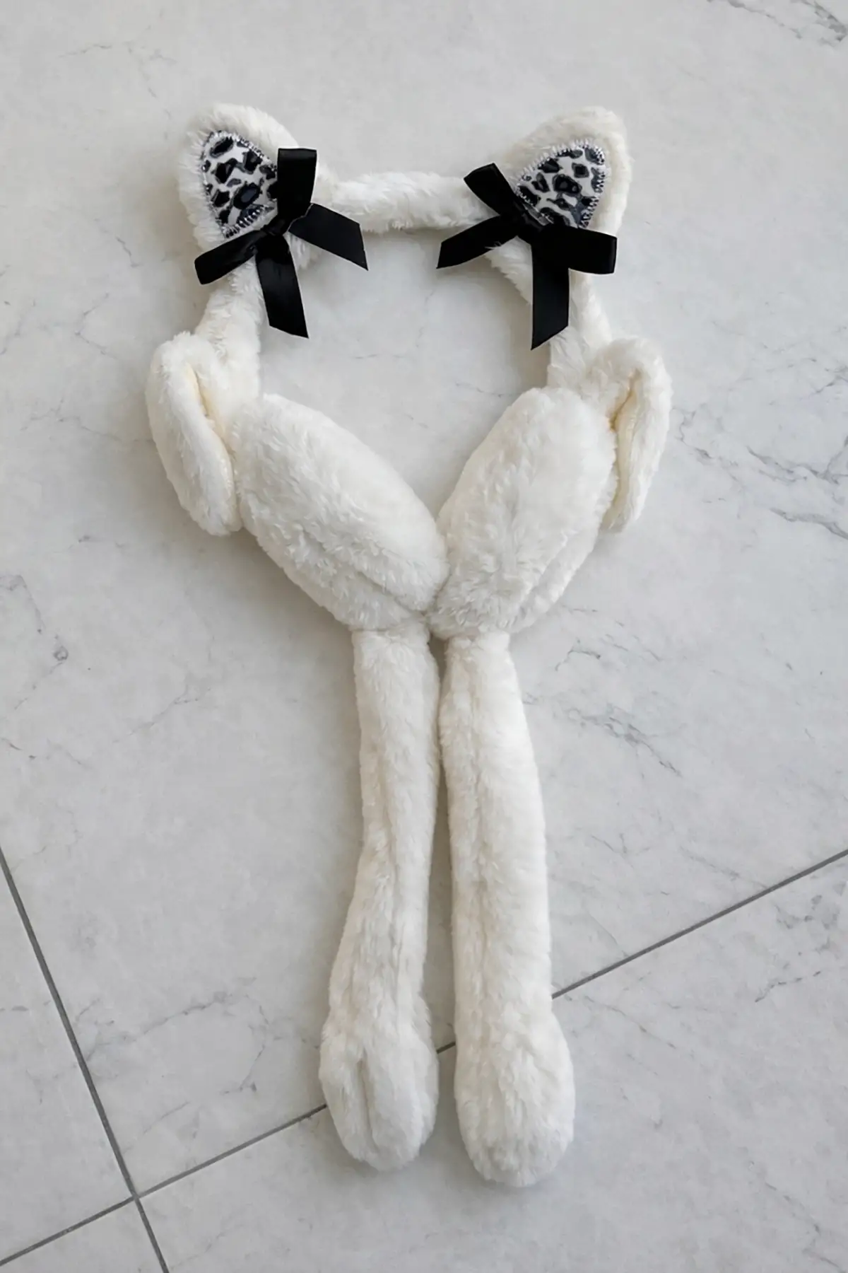 Beyaz Renk Kurdele Figürlü Kulakları Oynayan Peluş Kulaklık