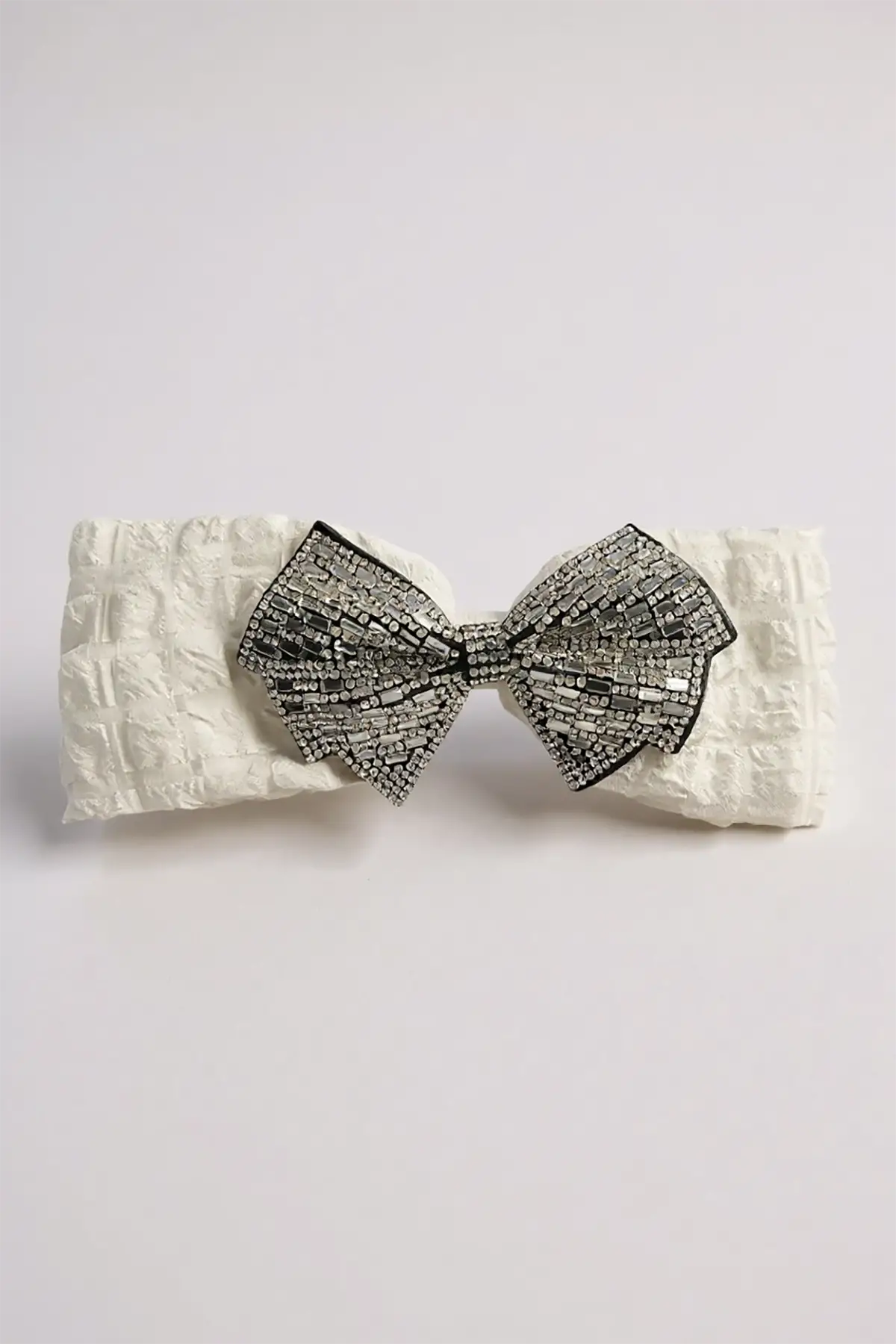 Beyaz Renk Kurdele Figürlü Taş Detaylı Otomat Toka