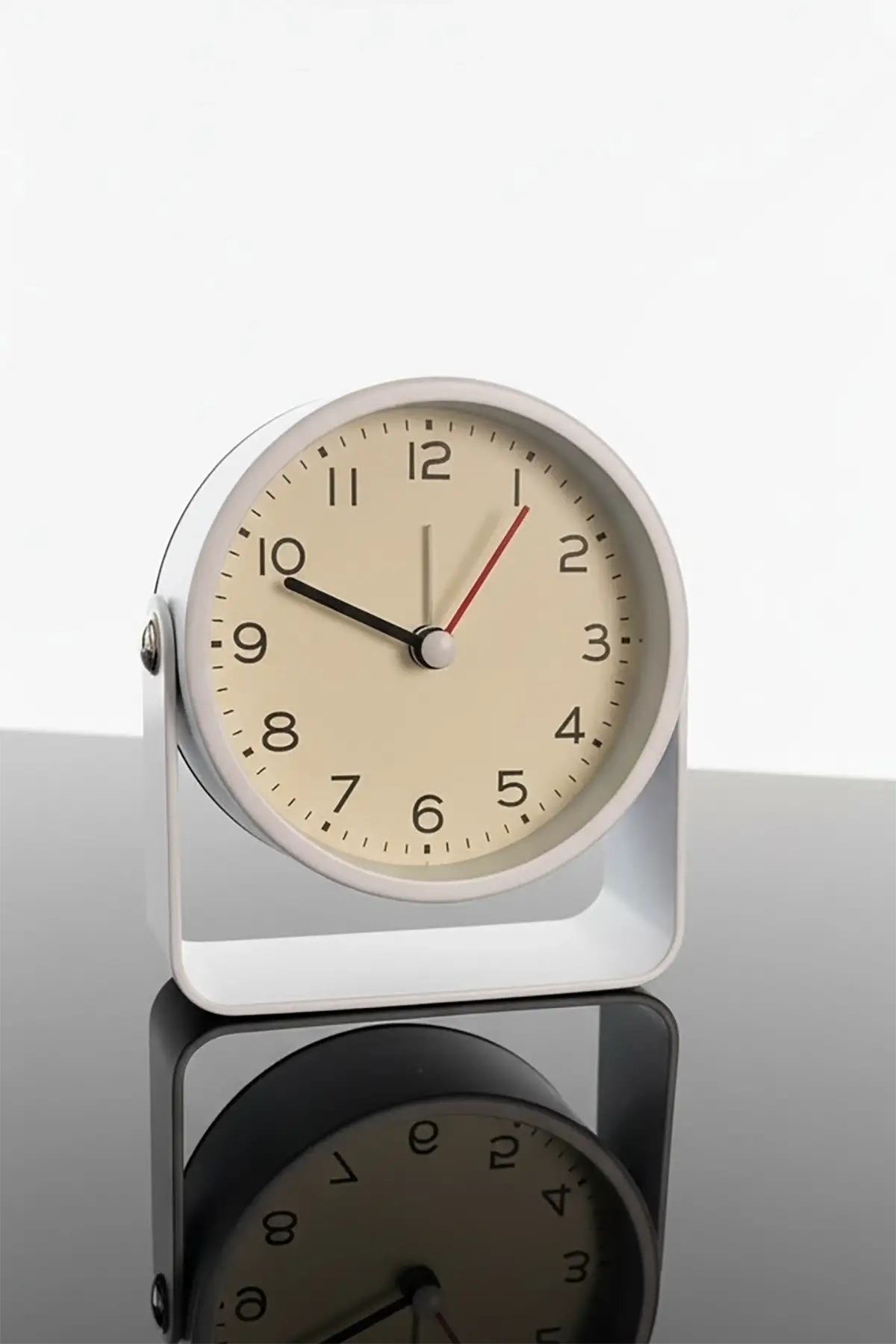 Beyaz Renk Mini Dekoratif Alarmlı Yuvarlak Masa Saati