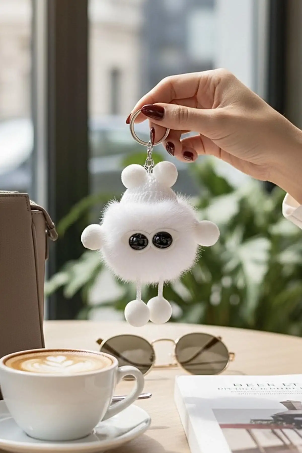 Beyaz Renk Peluş Detaylı Anahtarlık