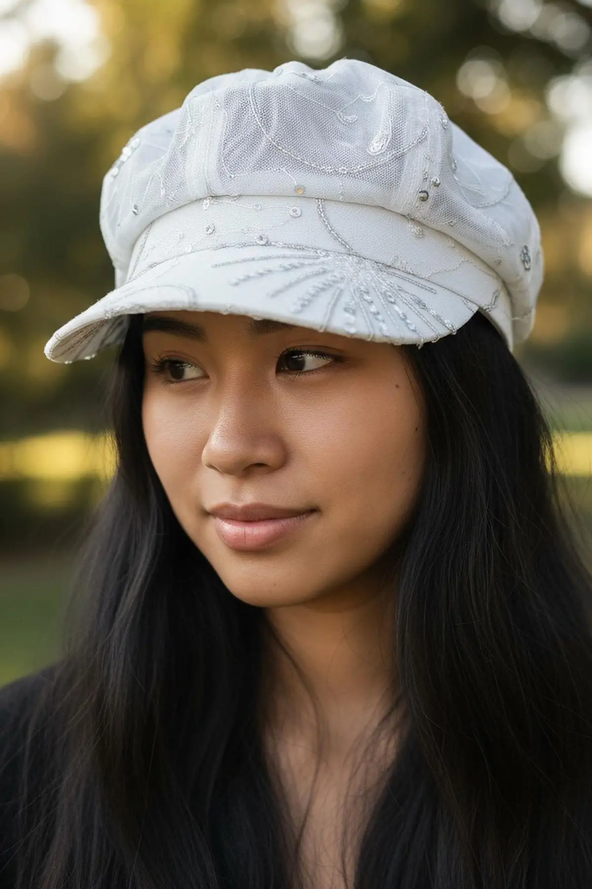 Beyaz Renk Pul Detaylı Tasarım Şapka