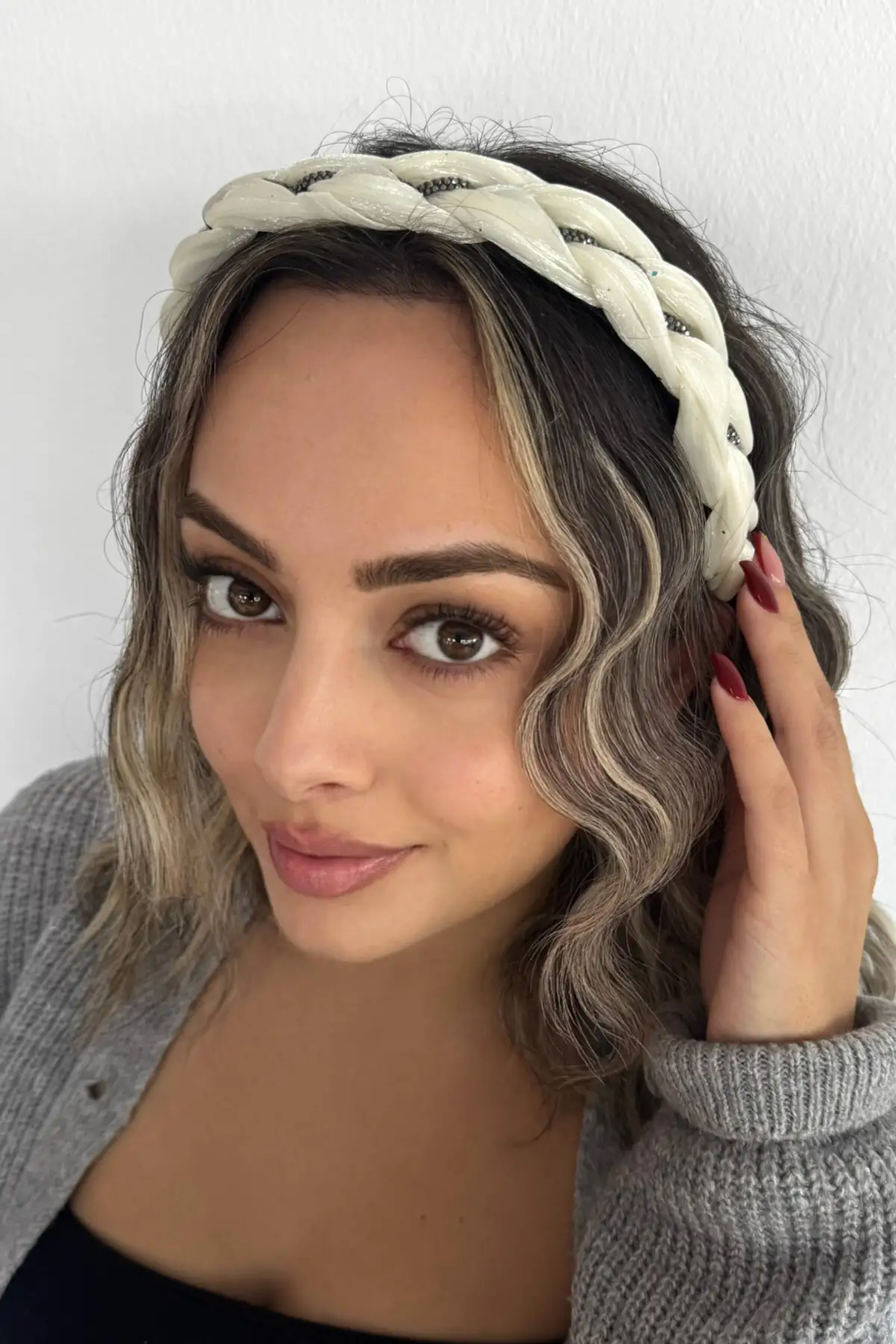 Beyaz Renk Taş Detaylı Örgülü Taç