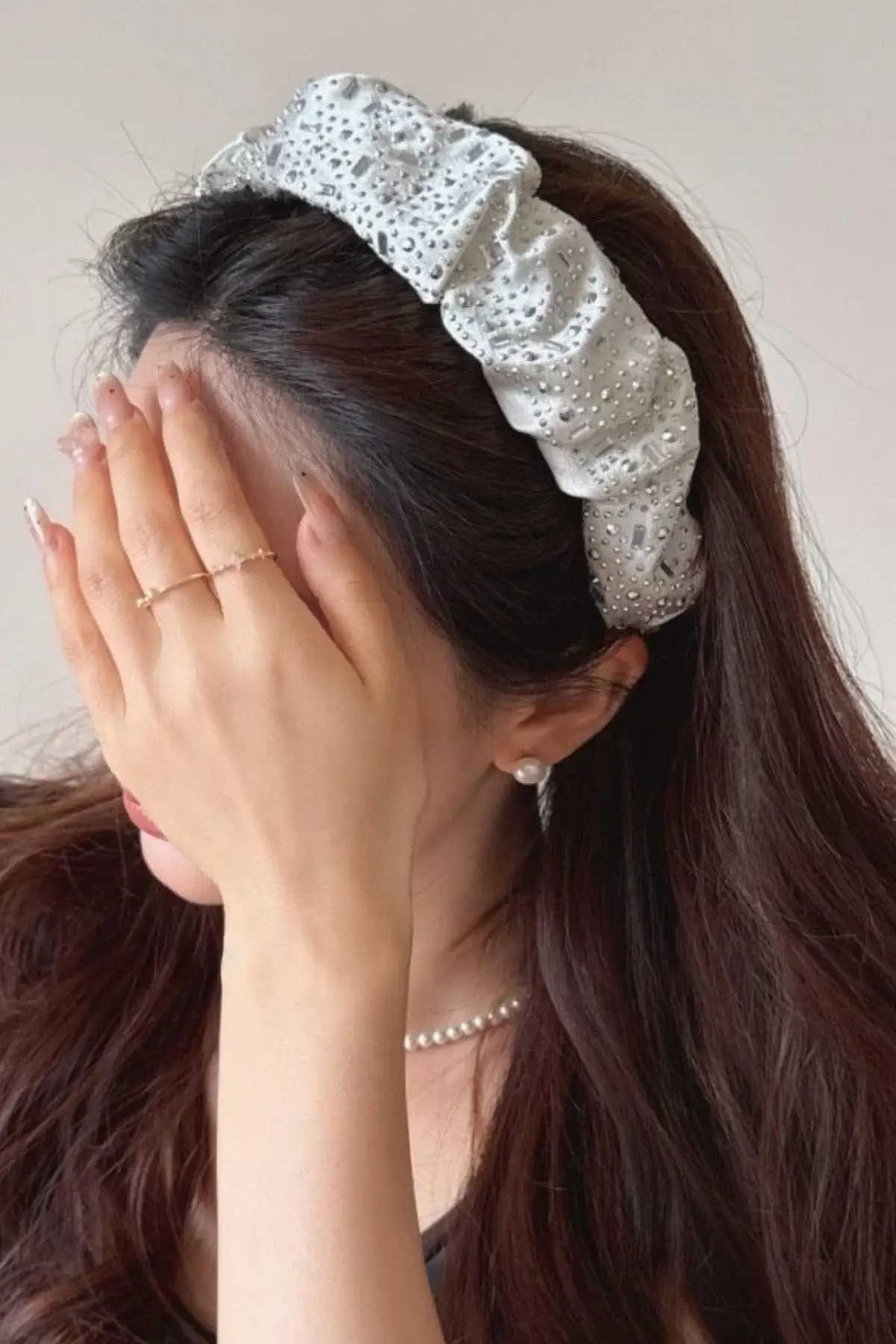 Beyaz Renk Taş Detaylı Taç