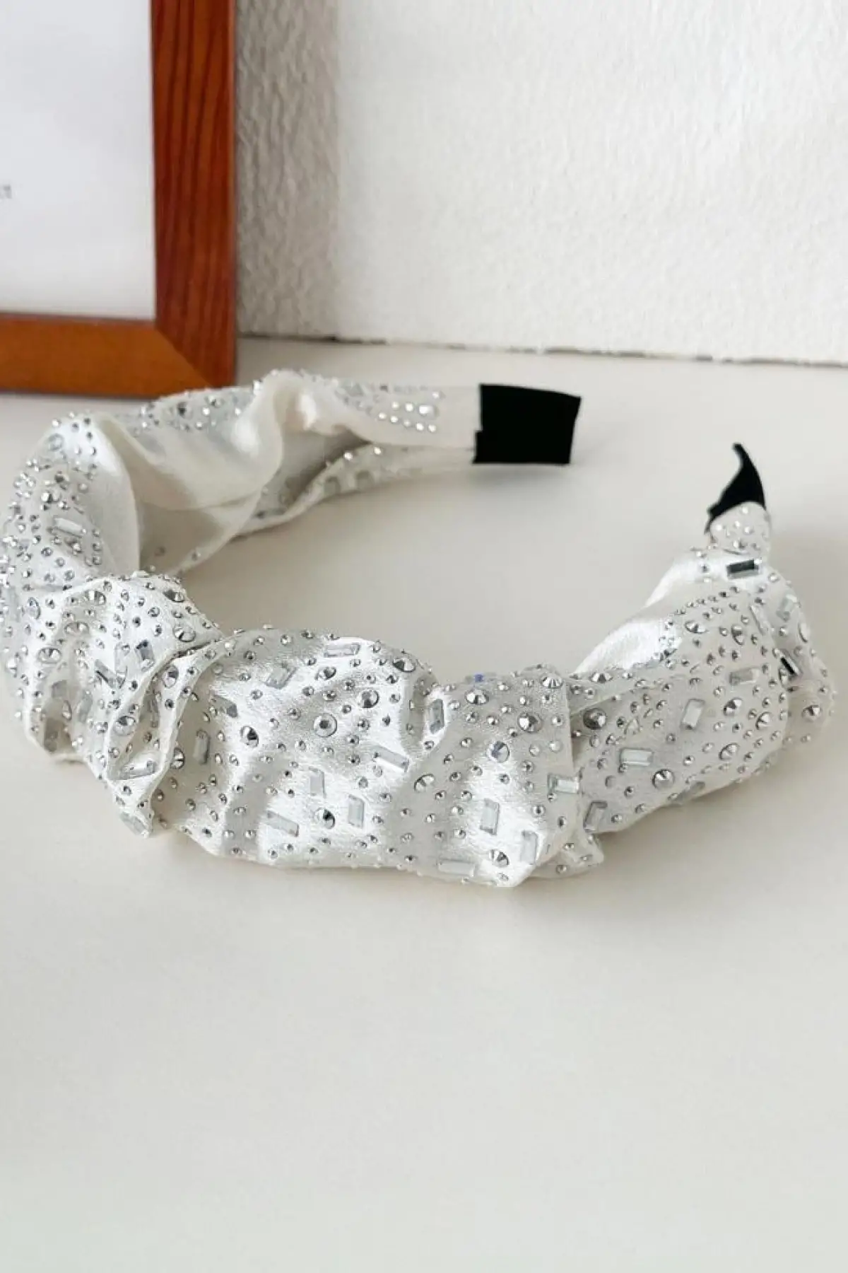 Beyaz Renk Taş Detaylı Taç