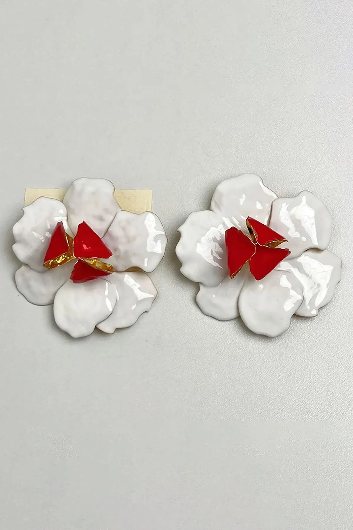 Beyaz Ve Kırmızı Renk Çiçek Figürlü Tasarım  Küpe (Çift)