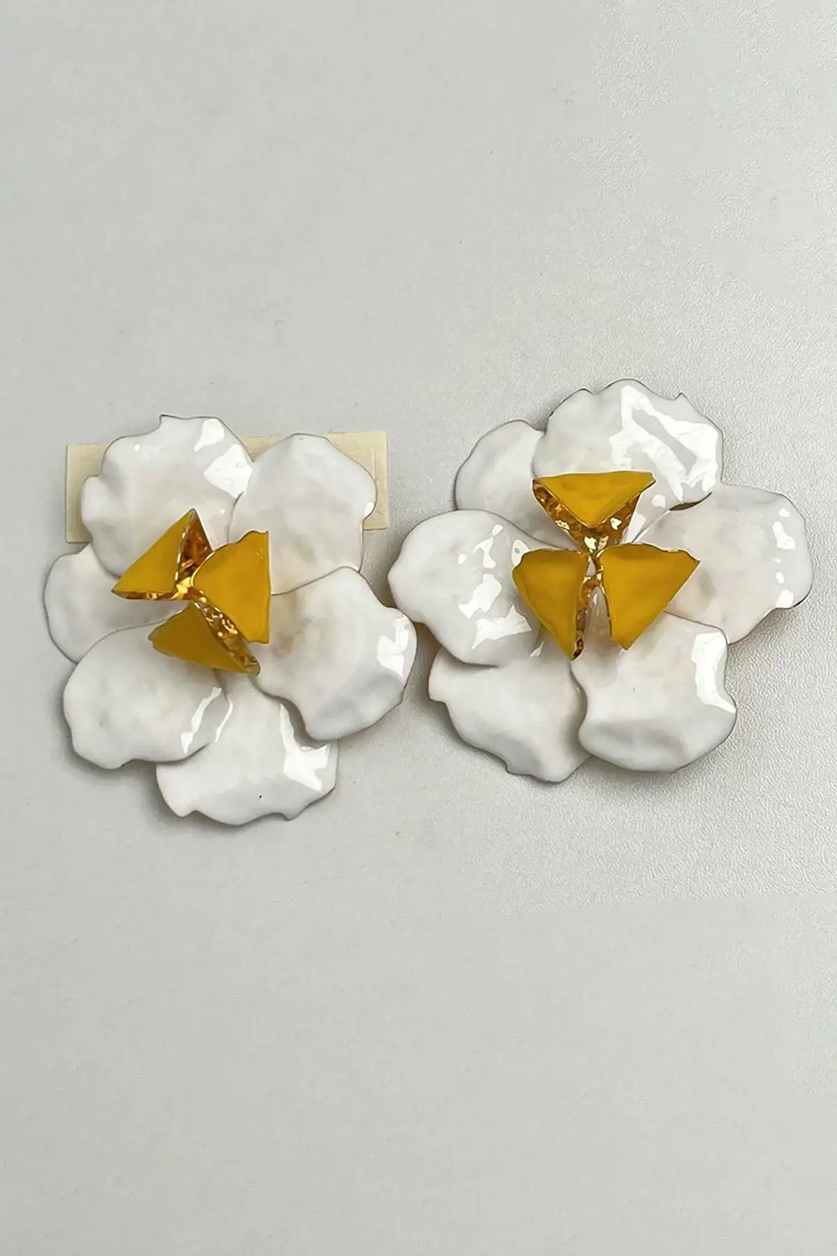 Beyaz Ve Sarı Renk Çiçek Figürlü Tasarım  Küpe (Çift)