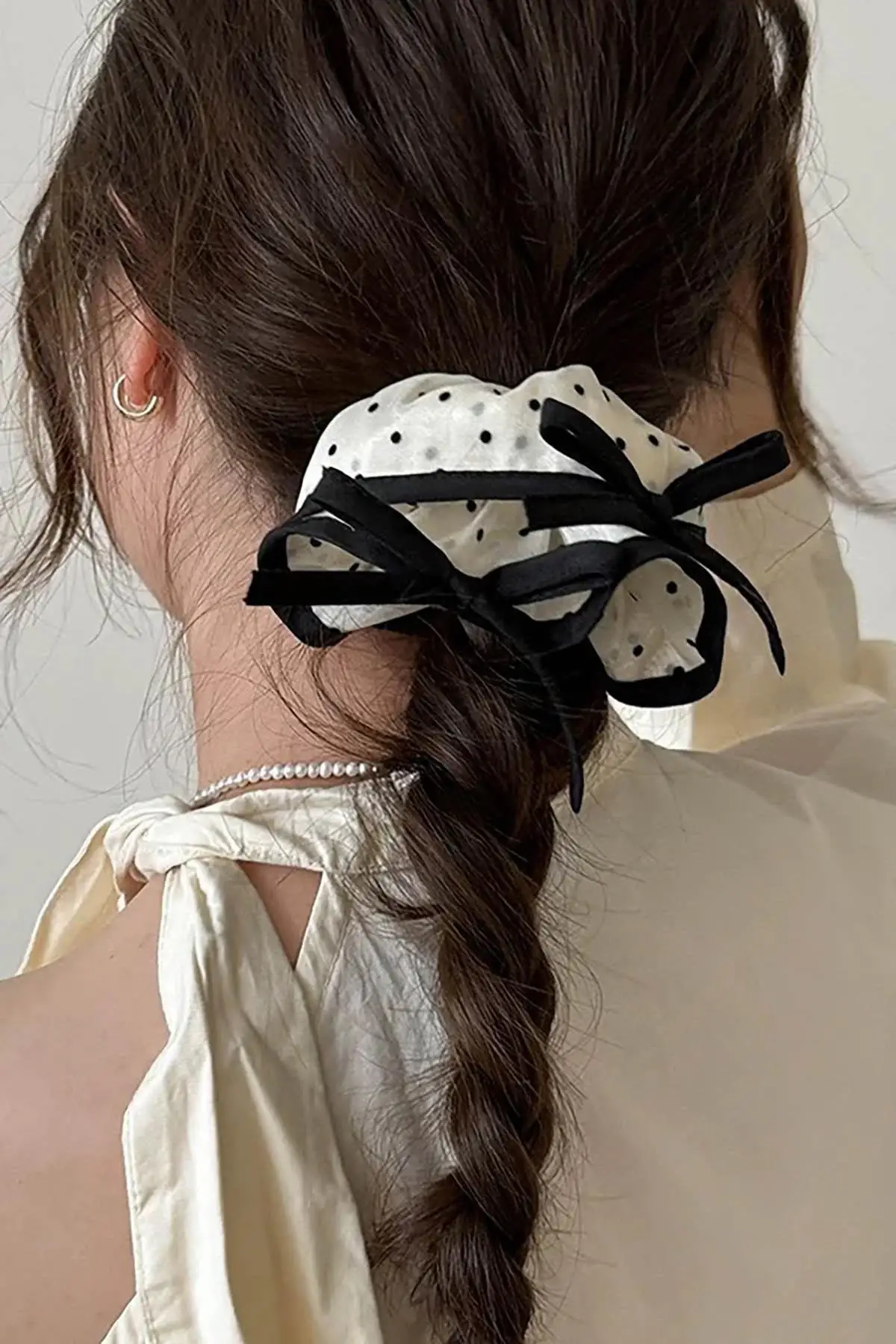 Beyaz Ve Siyah Renk Puantiye Detaylı Kurdele Figürlü Simit Toka