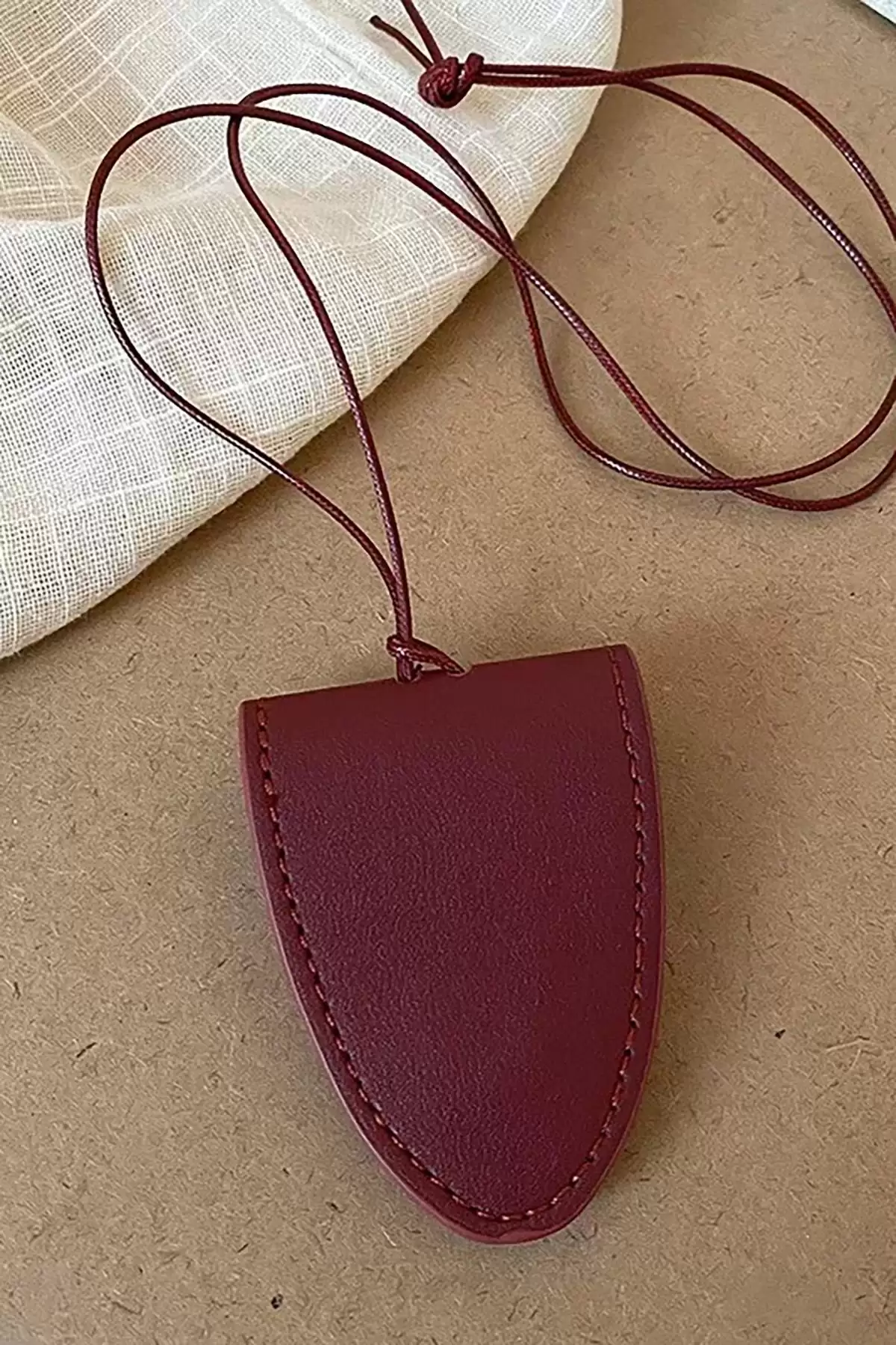 Bordo Renk Boyundan Asmalı Deri Gözlük Tutacağı