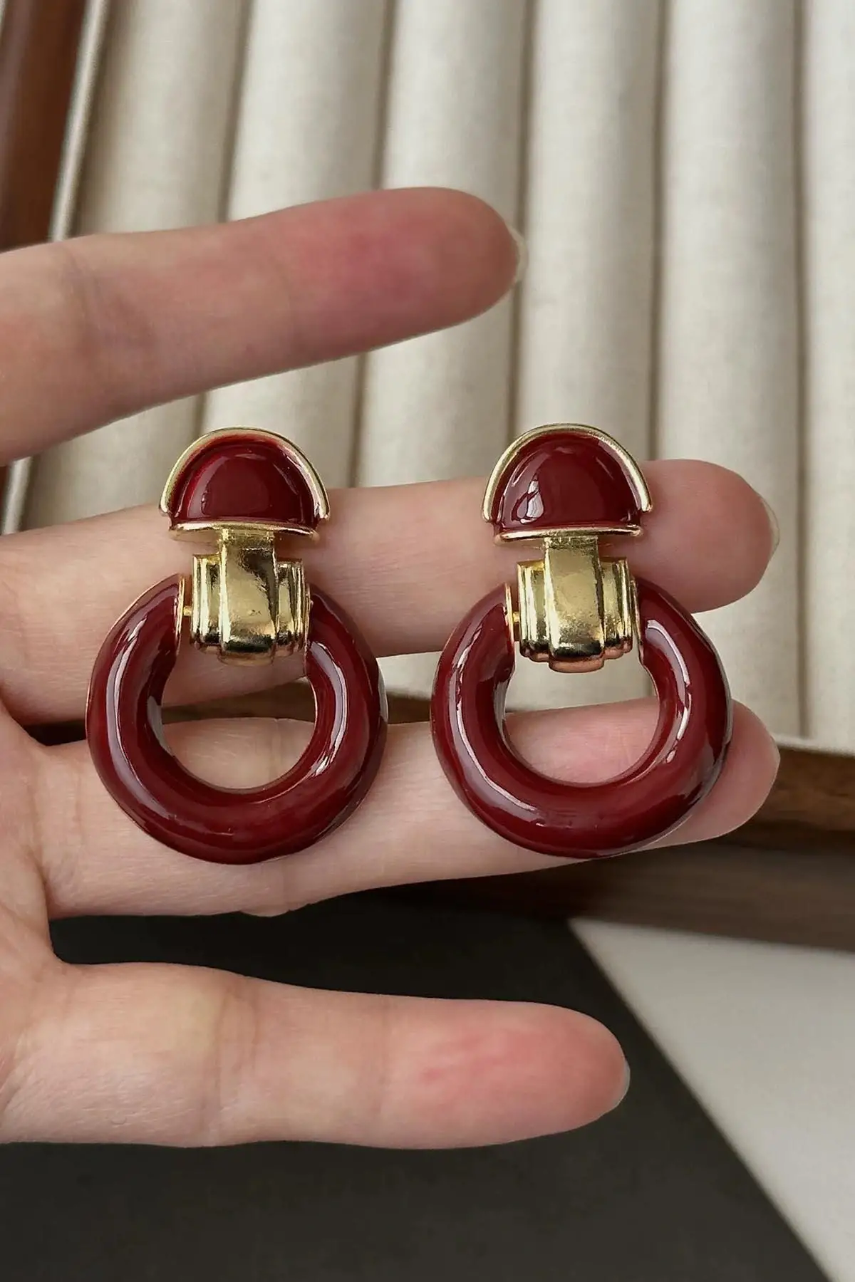 Bordo Renk Yuvarlak Detaylı Küpe (Çift)