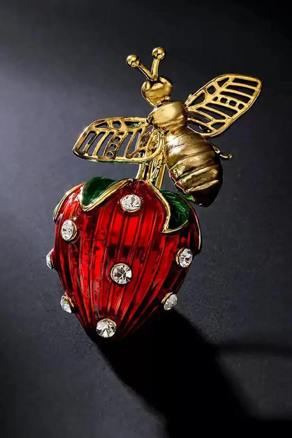 Çilek Figürlü Taşlı Broş