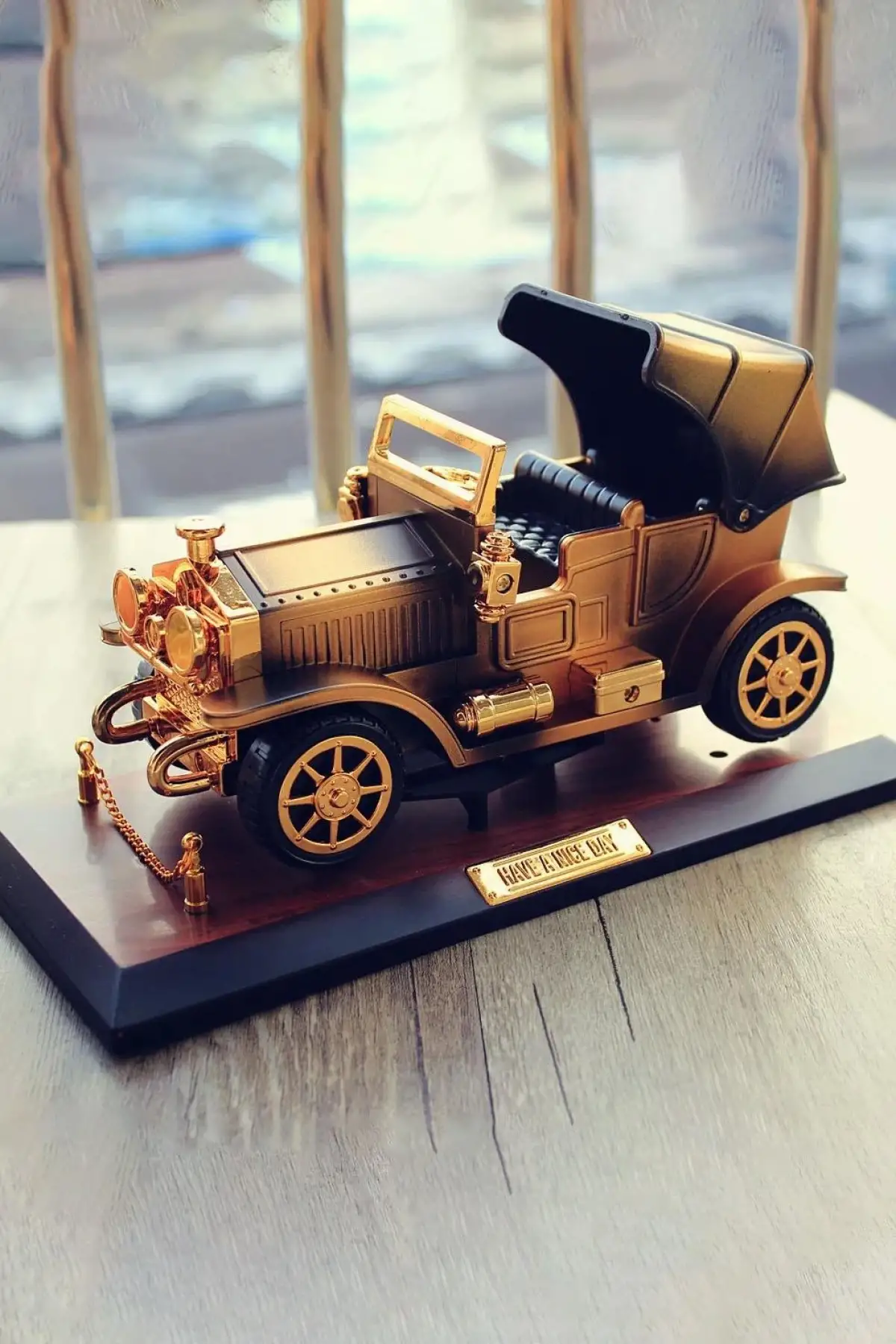 Dekoratif Araba Figürlü Müzik Kutusu