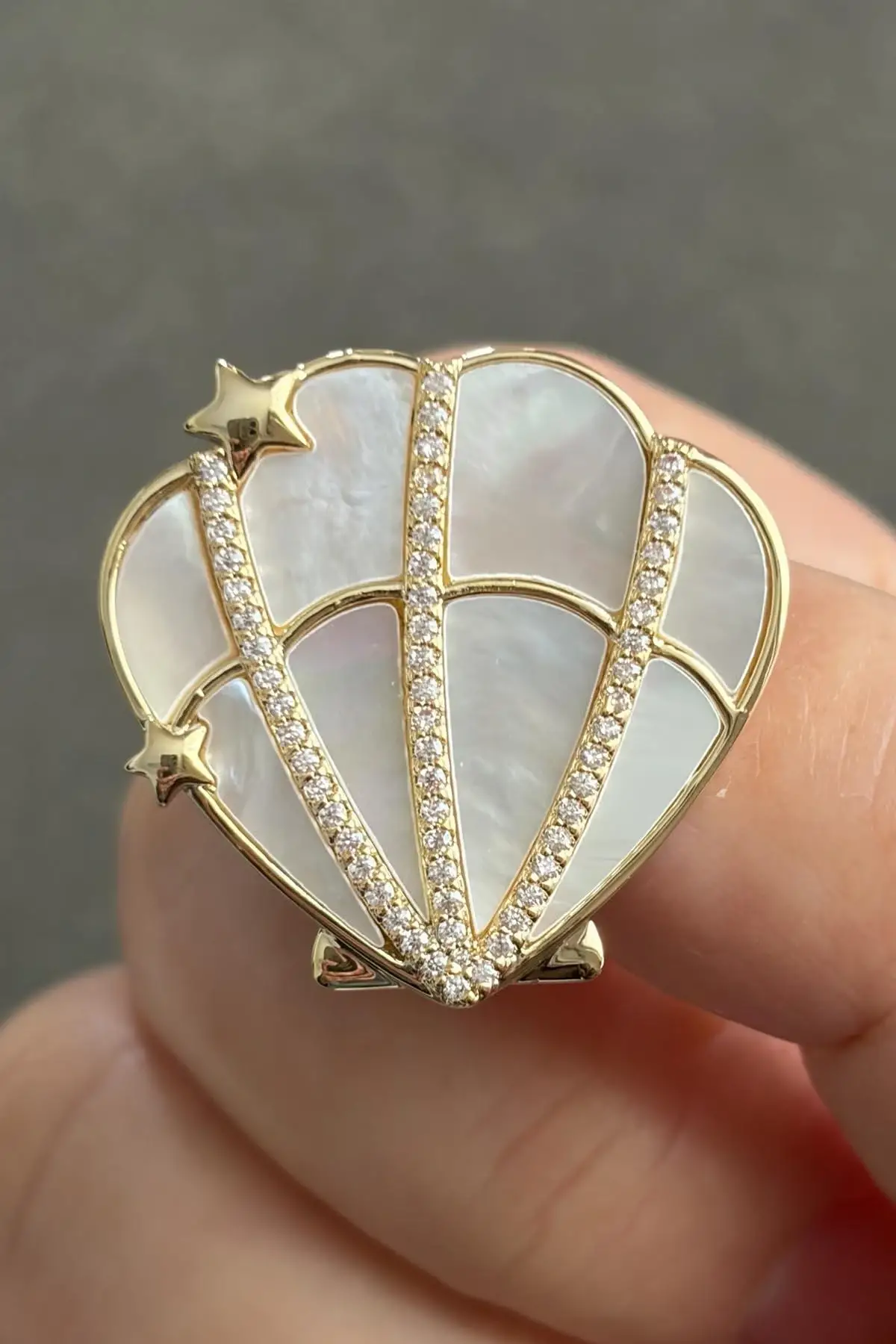 Deniz Kabuğu Figürlü Broş