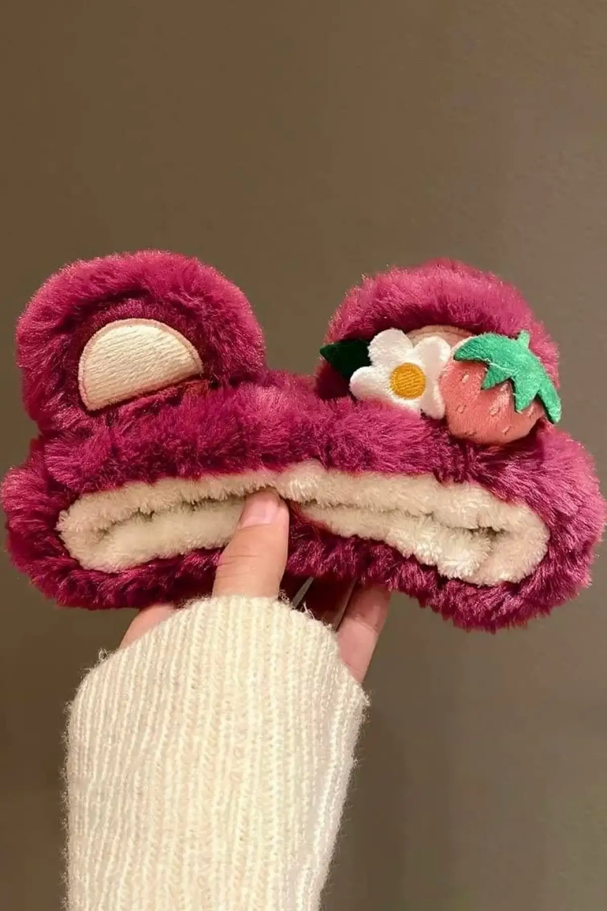 Fuşya Renk Çilek Ve Çiçek Figürlü Kulak Detaylı Peluş Saç Bandı