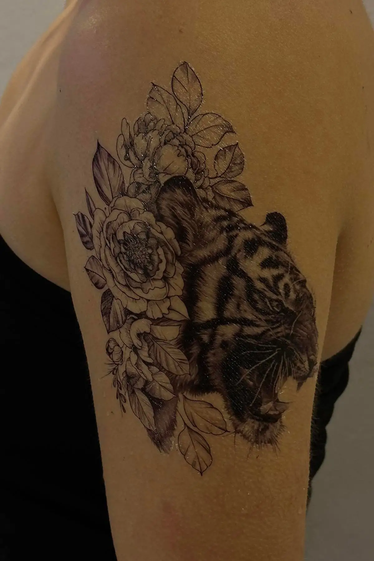Geçici Çiçek Ve Aslan Figürlü Dövme Tattoo