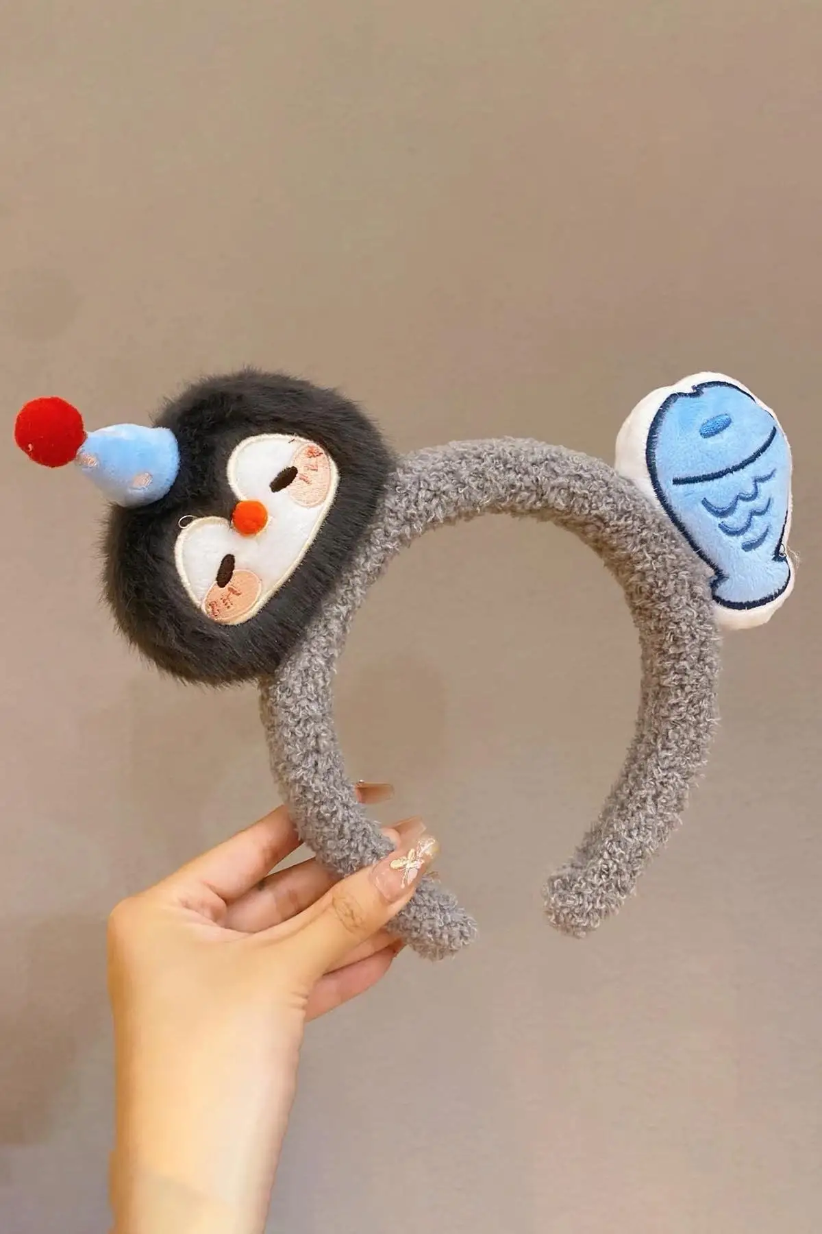 Gri Renk Penguen Ve Balık Detaylı Peluş Taç