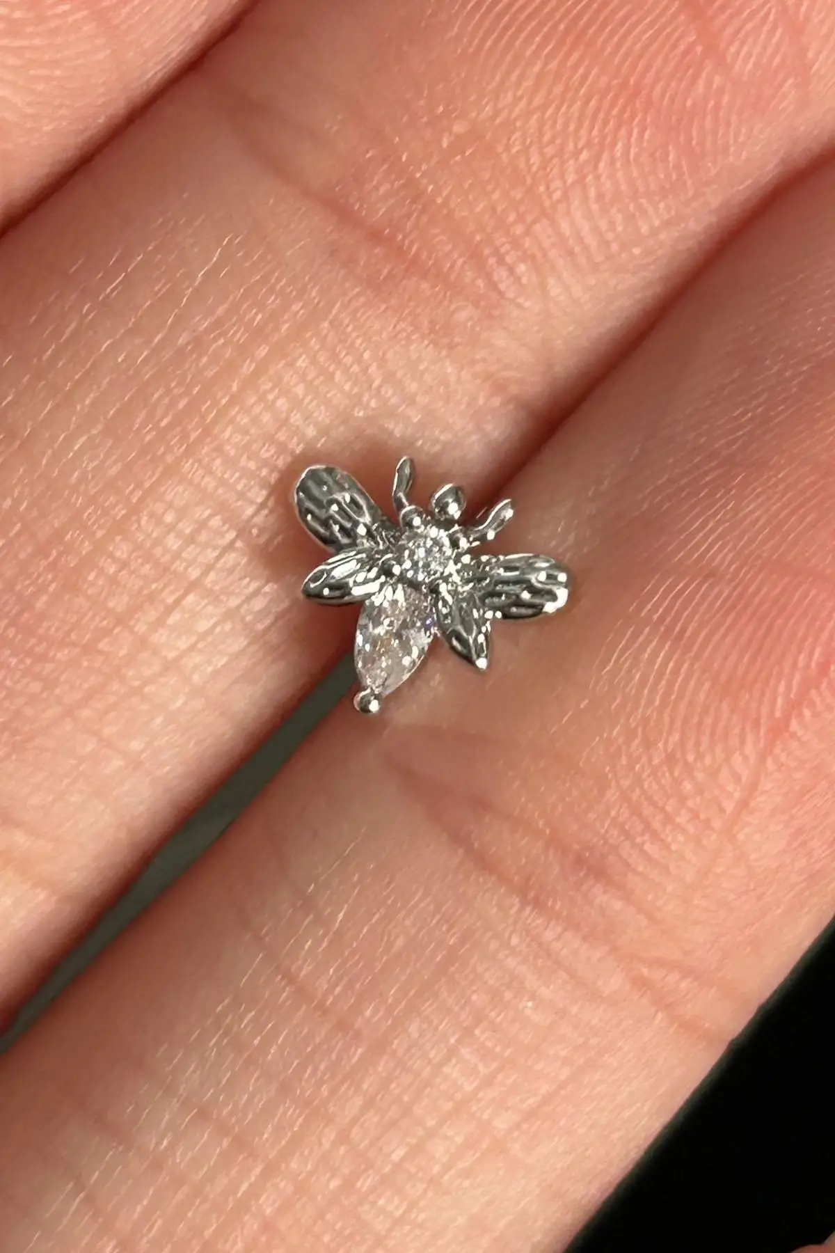 Gümüş Renk Arı Figürlü Cerrahi Çelik Tragus/Kıkırdak Küpe/Piercing (Tek)