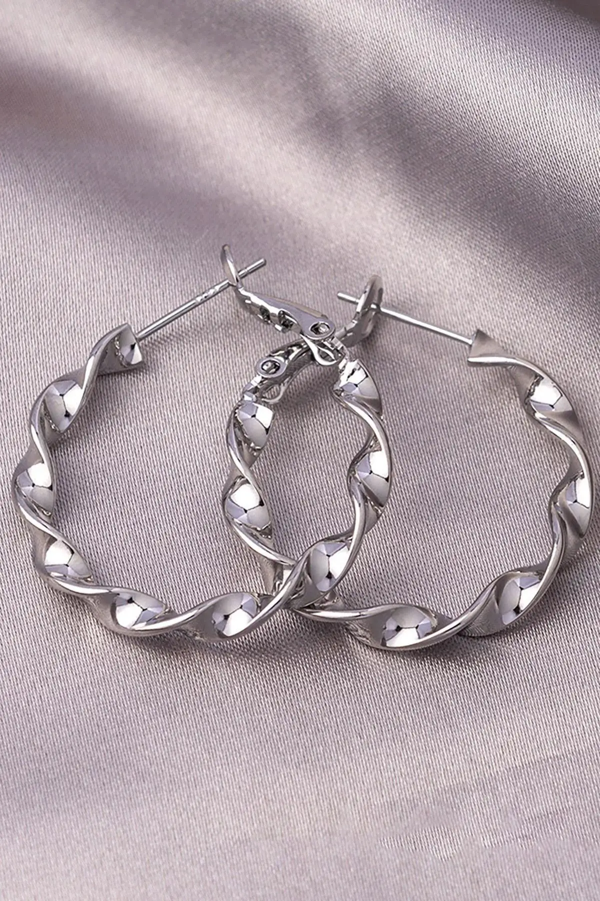 Gümüş Renk Burgu Detaylı 30Mm Halka Küpe (Çift)