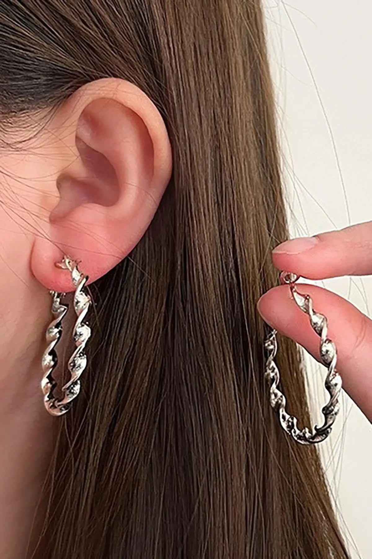 Gümüş Renk Burgu Detaylı 40Mm Halka Küpe (Çift)