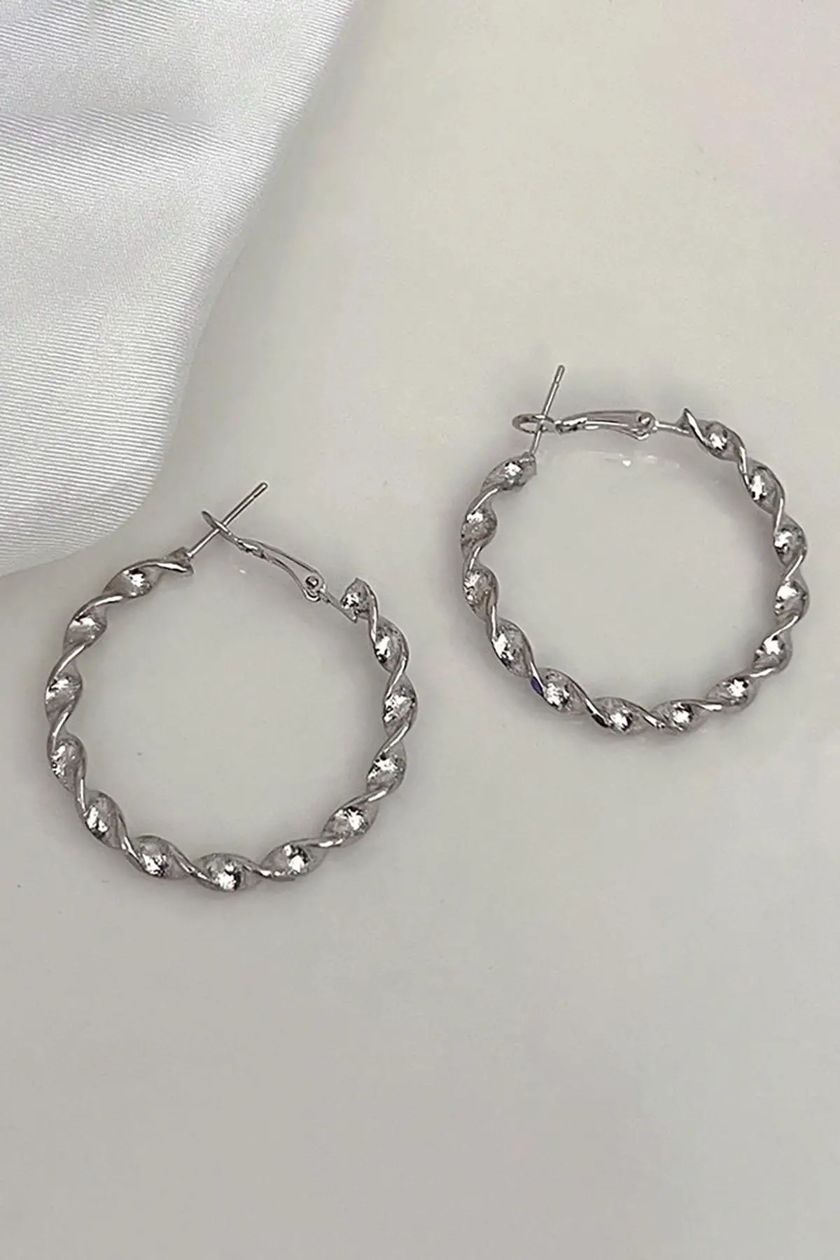 Gümüş Renk Burgu Detaylı 40Mm Halka Küpe (Çift)