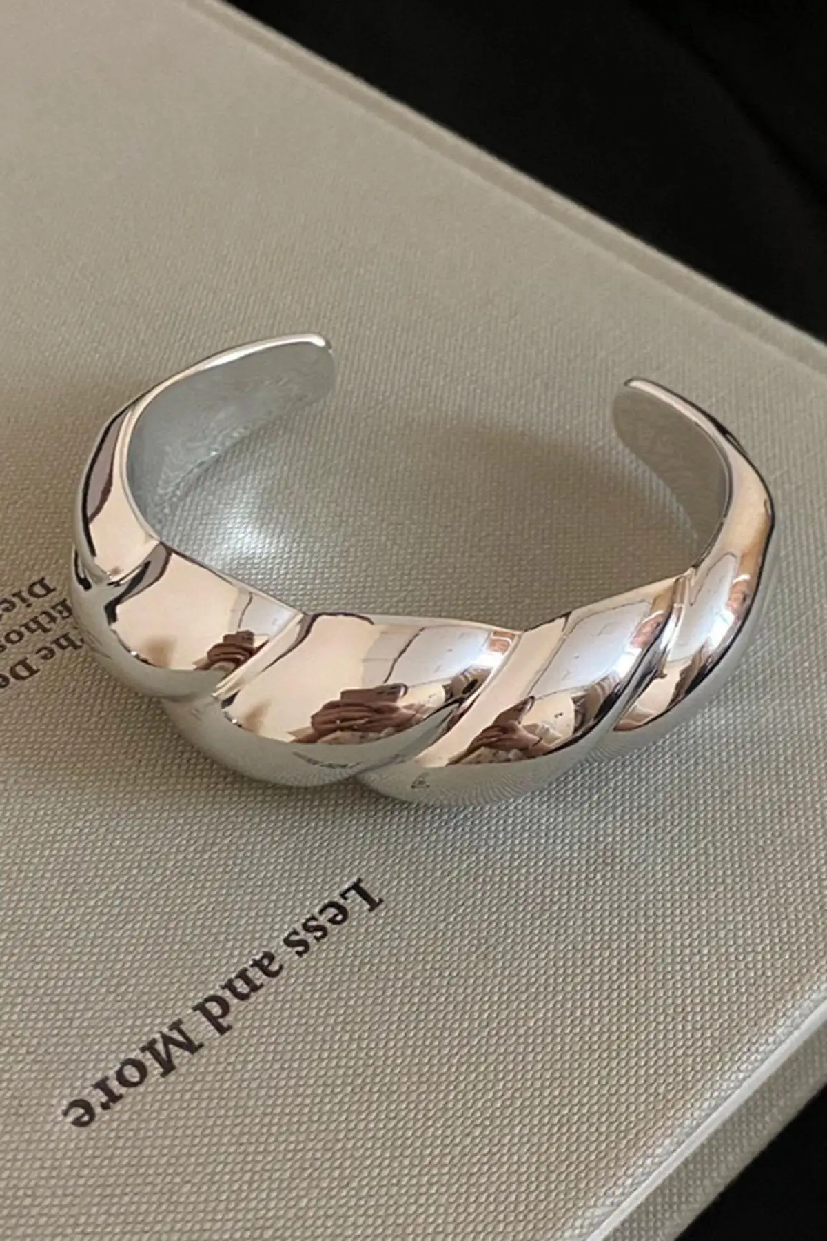 Gümüş Renk Burgu Detaylı Plaka Kelepçe Bileklik