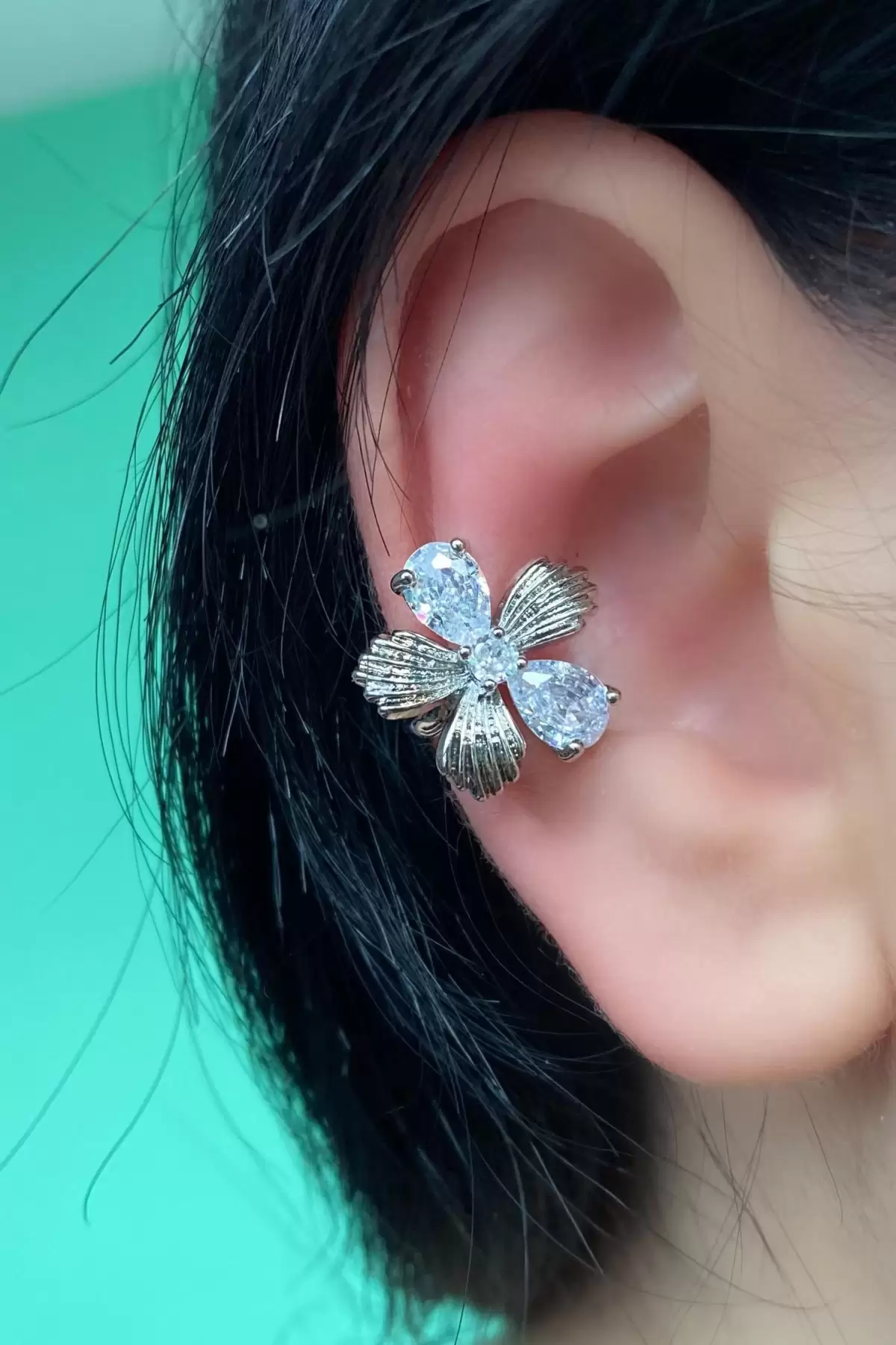 Gümüş Renk Çiçek Detaylı Taşlı Ear Cuff Küpe (Tek)