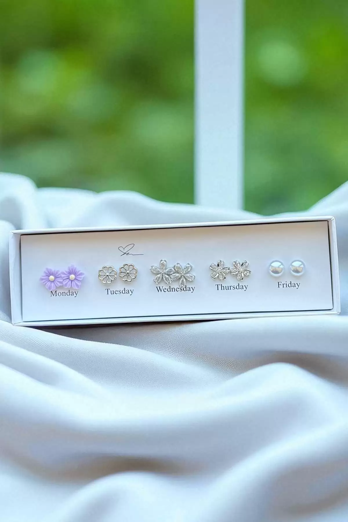 Gümüş Renk Çiçek Figürlü İnci Ve Taş Detaylı Küpe Set