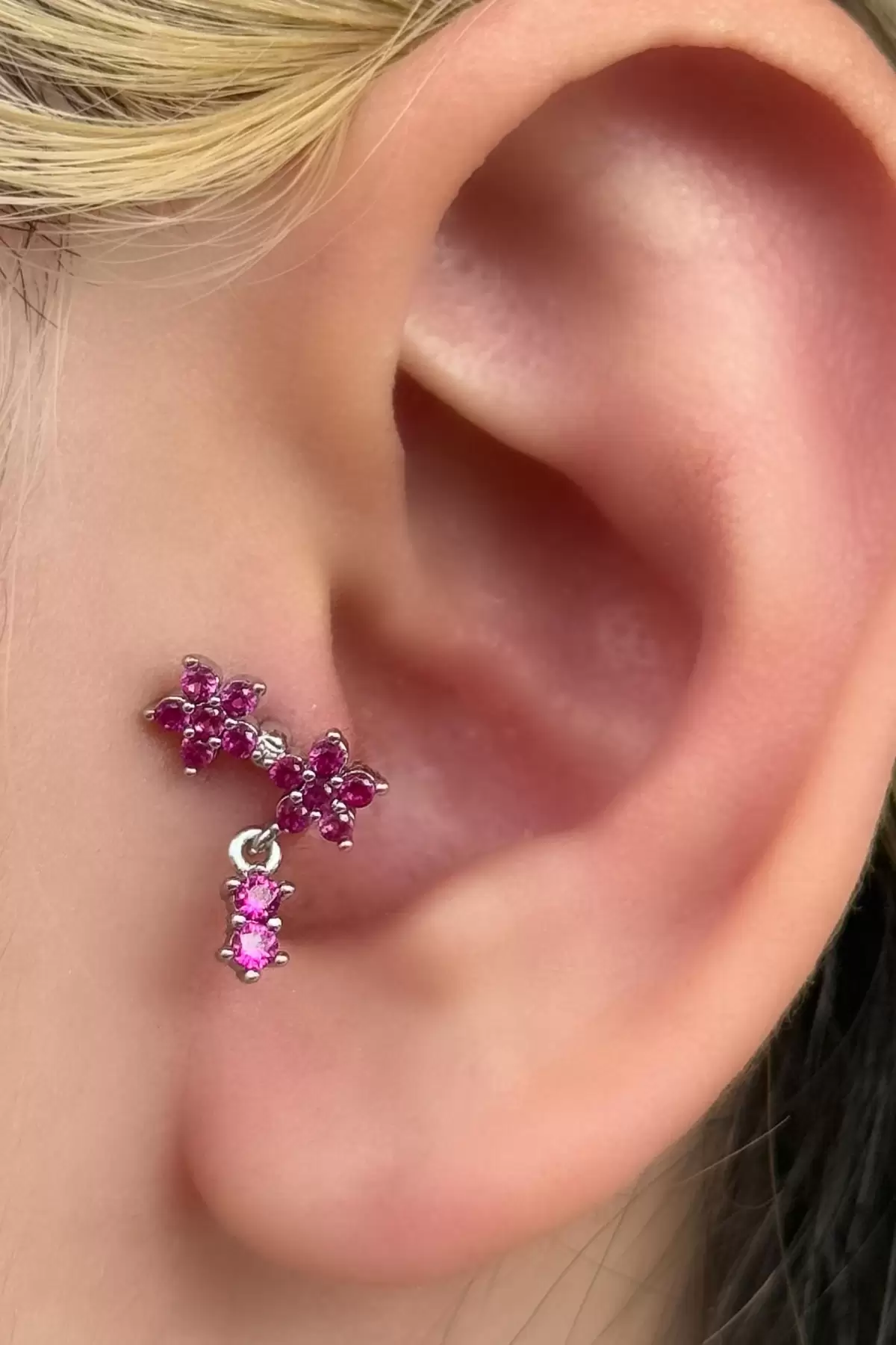 Gümüş Renk Çiçek Figürlü Taş Detaylı Çelik Tragus/Kıkırdak Küpe/Piercing (Tek)