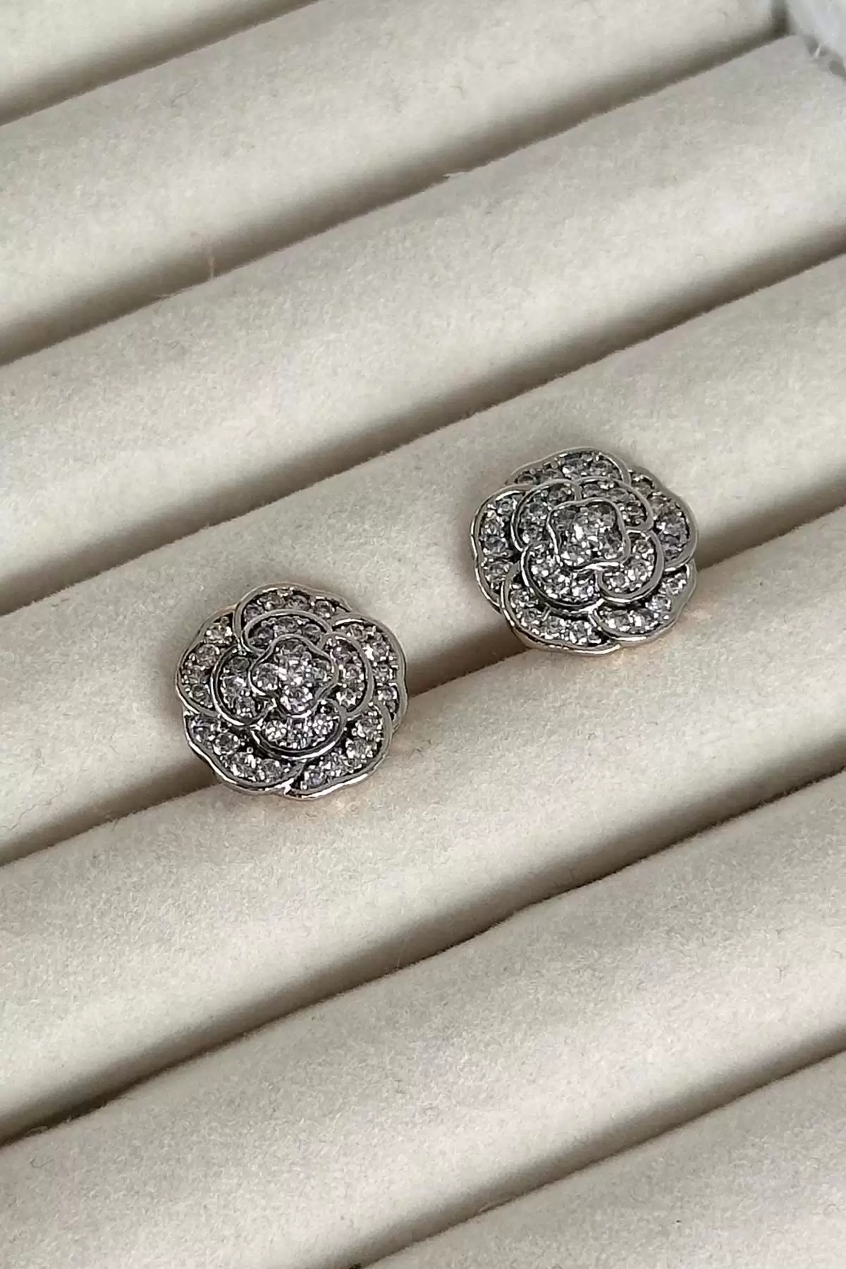 Gümüş Renk Çiçek Figürlü Taş Detaylı Çelik Xuping Küpe (Çift)