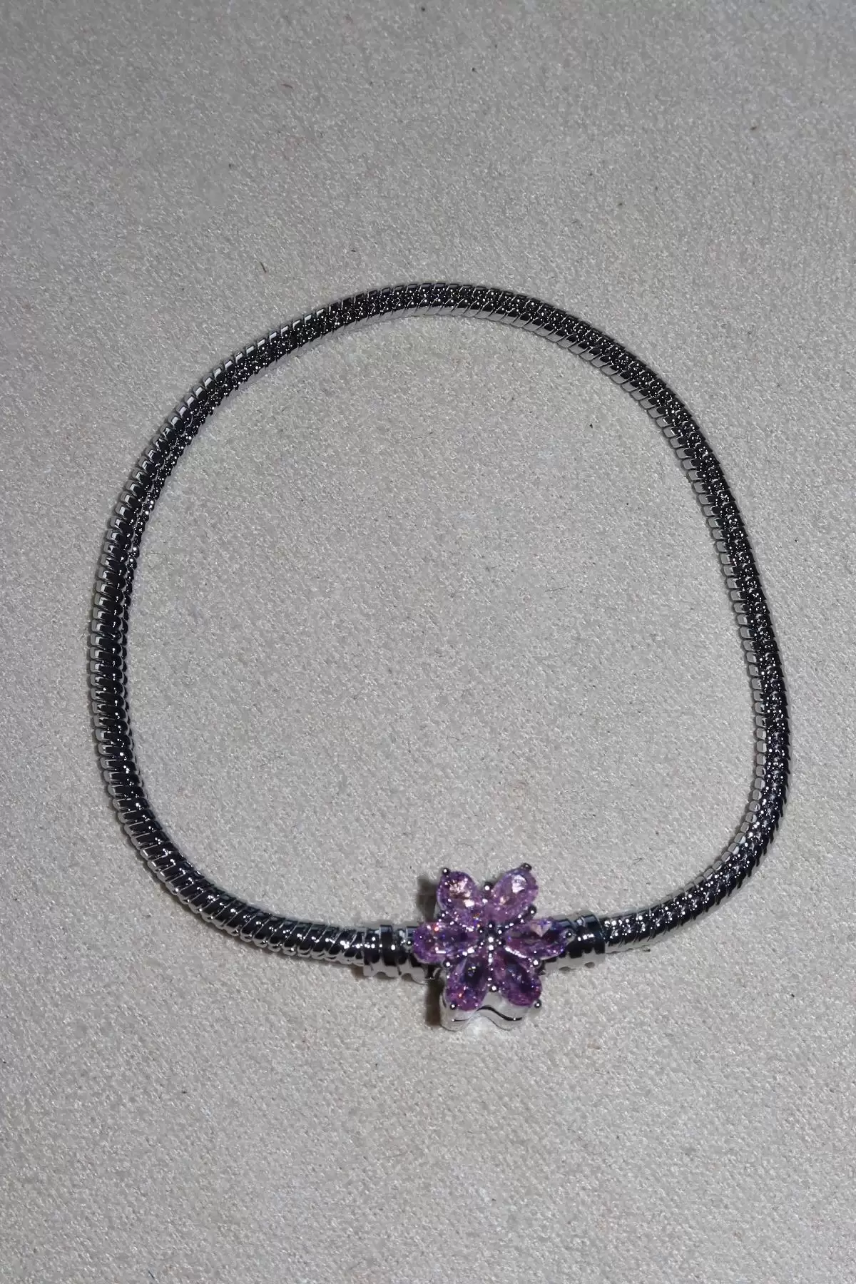 Gümüş Renk Çiçek Figürlü Taş Detaylı Charm Takılabilir Pandora Bileklik