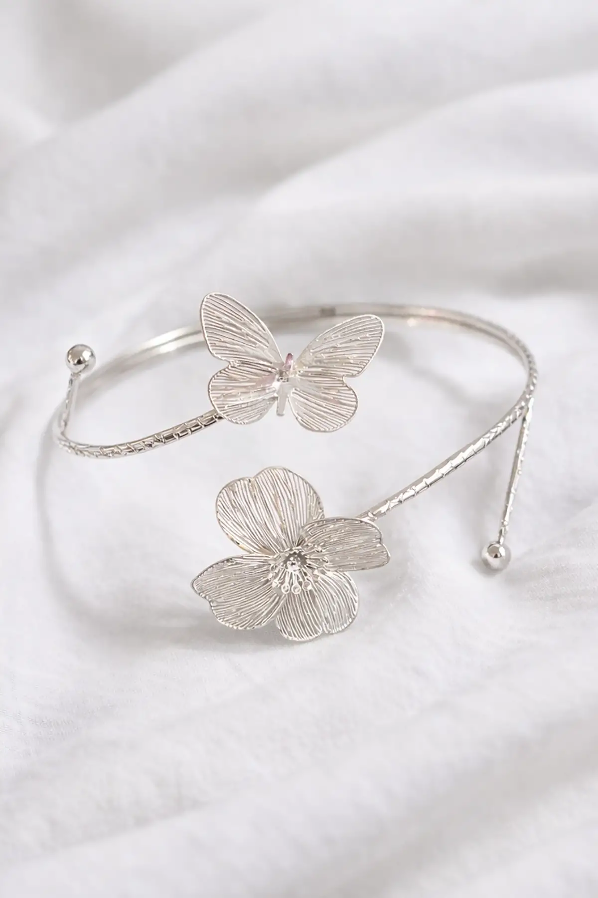 Gümüş Renk Çiçek Ve Kelebek Figürlü Tasarım Bileklik Kol Aksesuarı