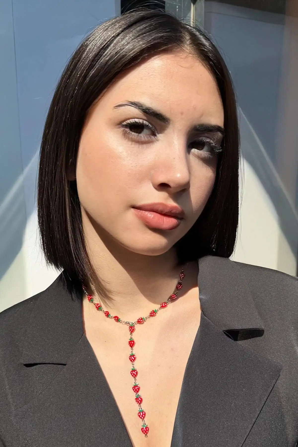 Gümüş Renk Çilek Figürlü Çelik Y Kolye
