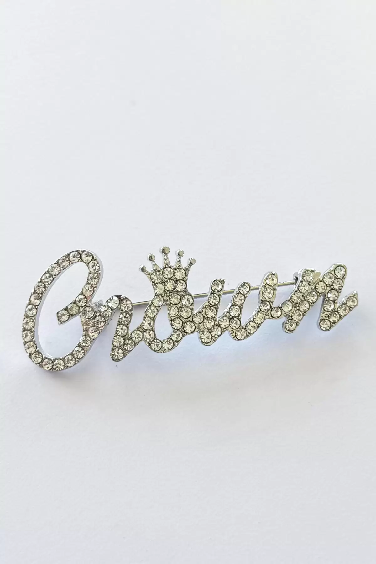 Gümüş Renk Crown Yazılı Taşlı Broş