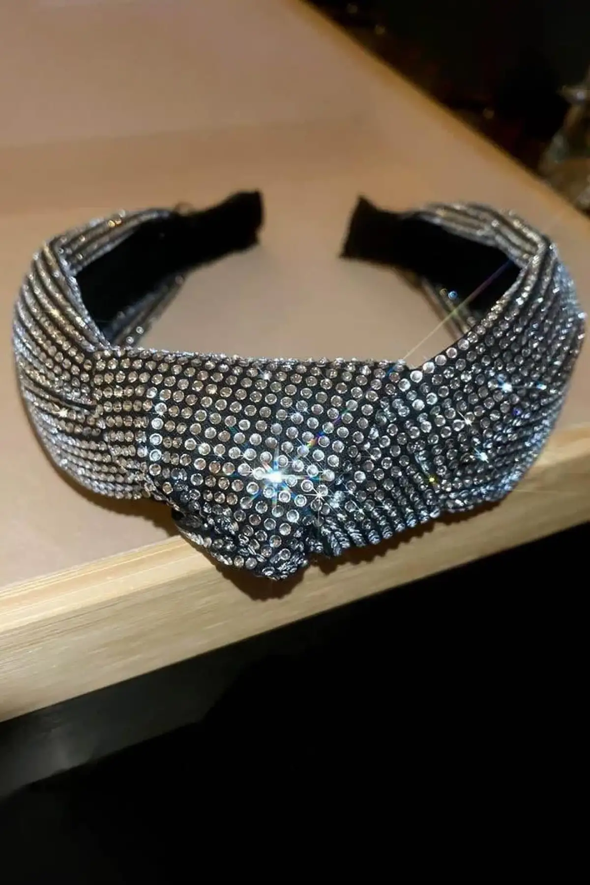 Gümüş Renk Düğüm Detaylı Taşlı Taç