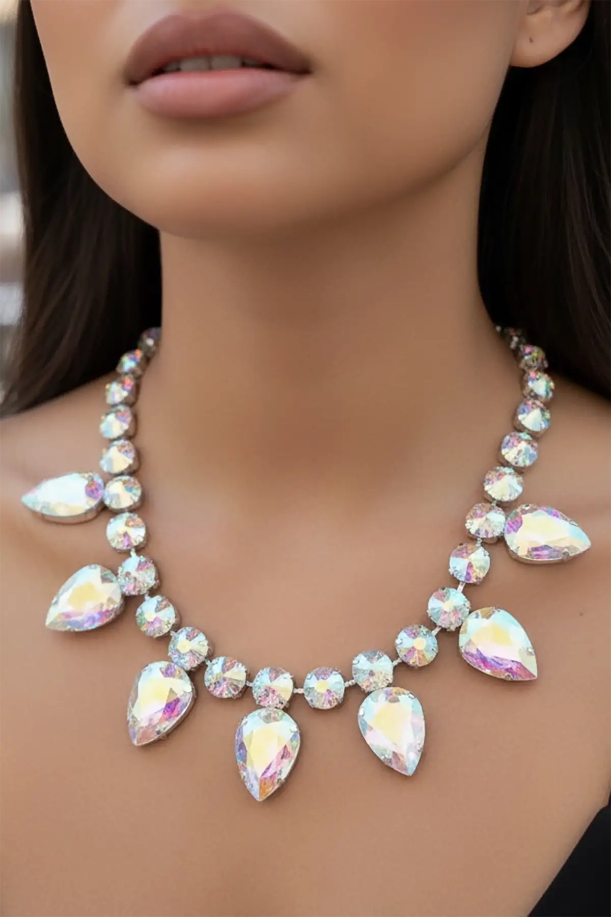 Gümüş Renk Hologram Taş Detaylı  Tasarım Abiye Kolye