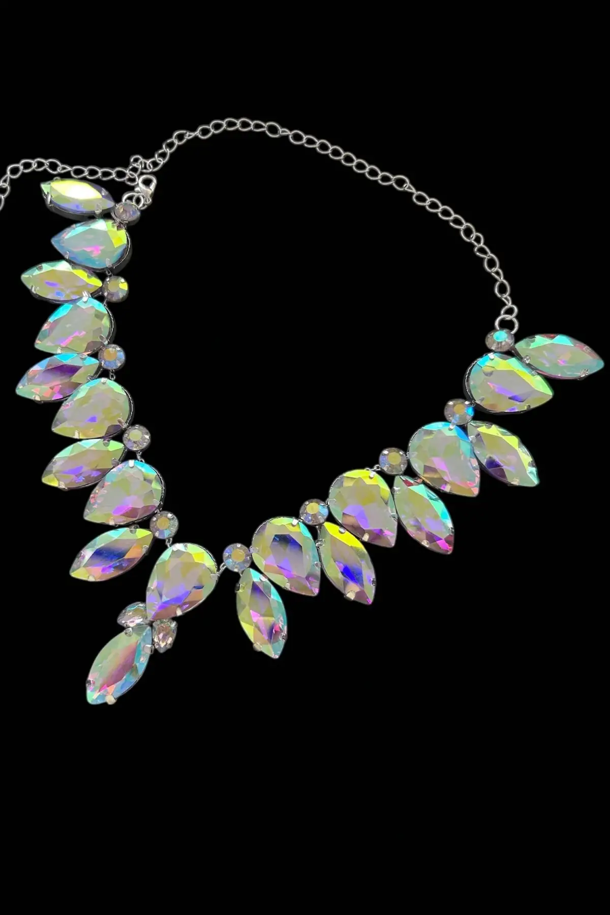 Gümüş Renk Hologram Taş Detaylı Tasarım Abiye Kolye