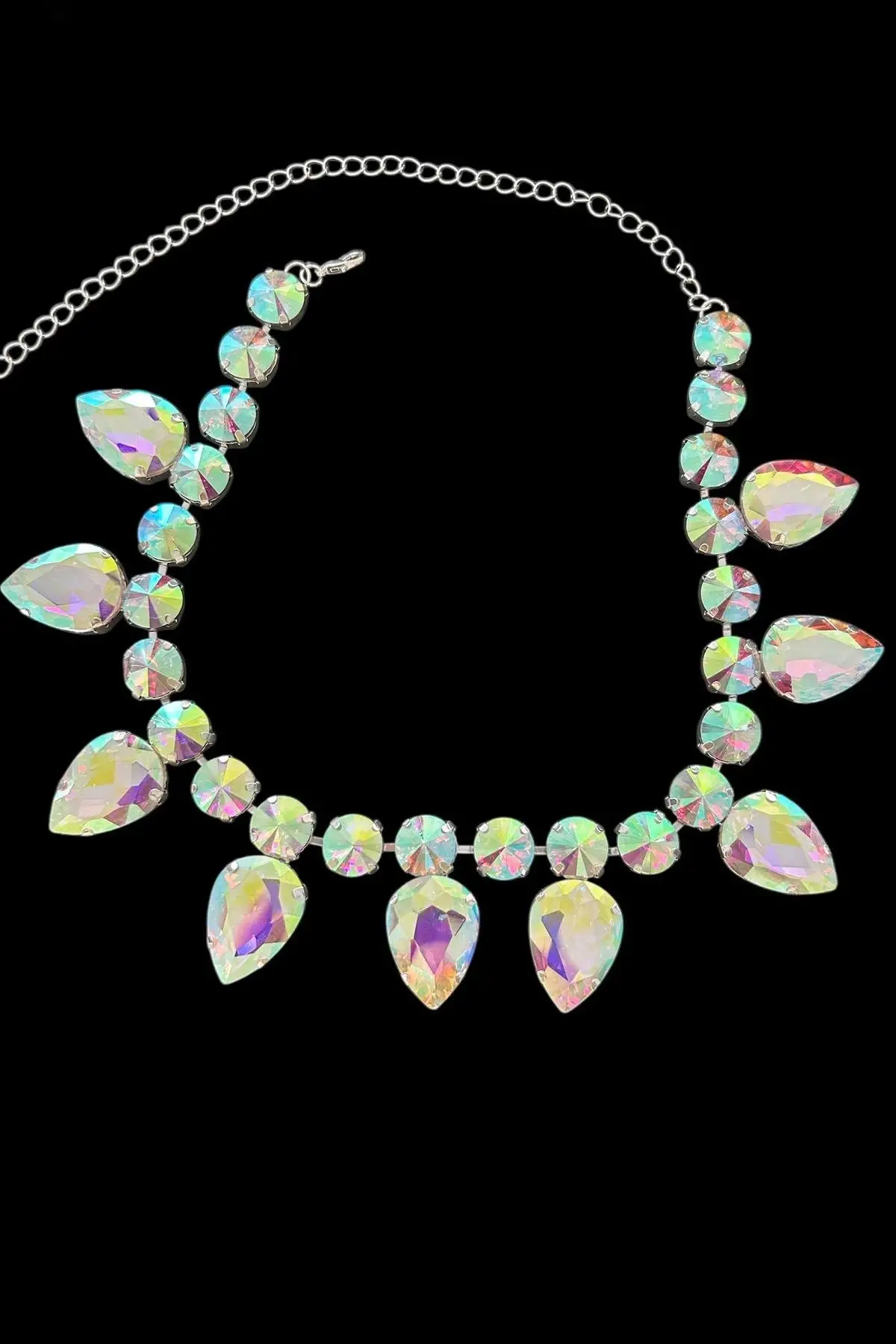 Gümüş Renk Hologram Taş Detaylı  Tasarım Abiye Kolye