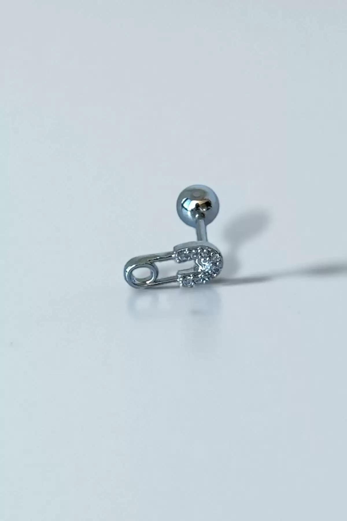 Gümüş Renk İğne Figürlü Taş Detaylı Çelik Tragus/Kıkırdak Küpe/Piercing (Tek)