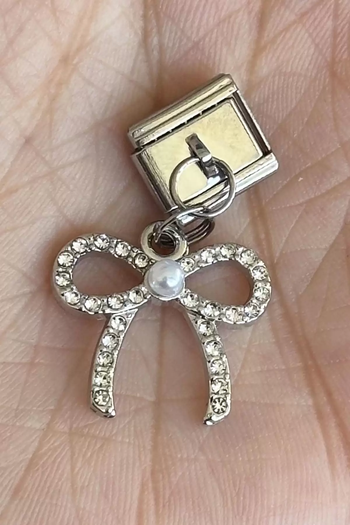 Gümüş Renk İnci Detaylı Fiyonk Figürlü Çelik Nomination Charm (Tek)