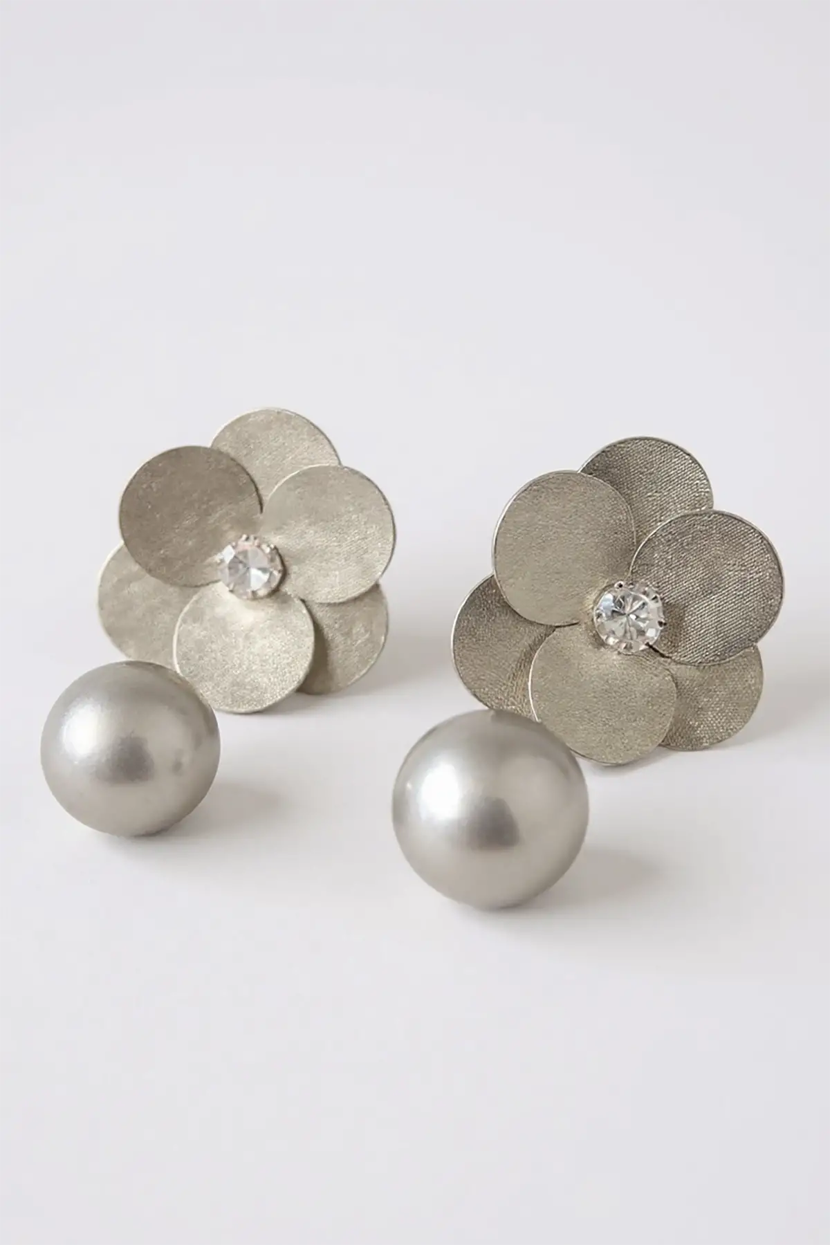 Gümüş Renk İnci ve Çiçek Detaylı 14k Altın Kaplama  Küpe (Çift)