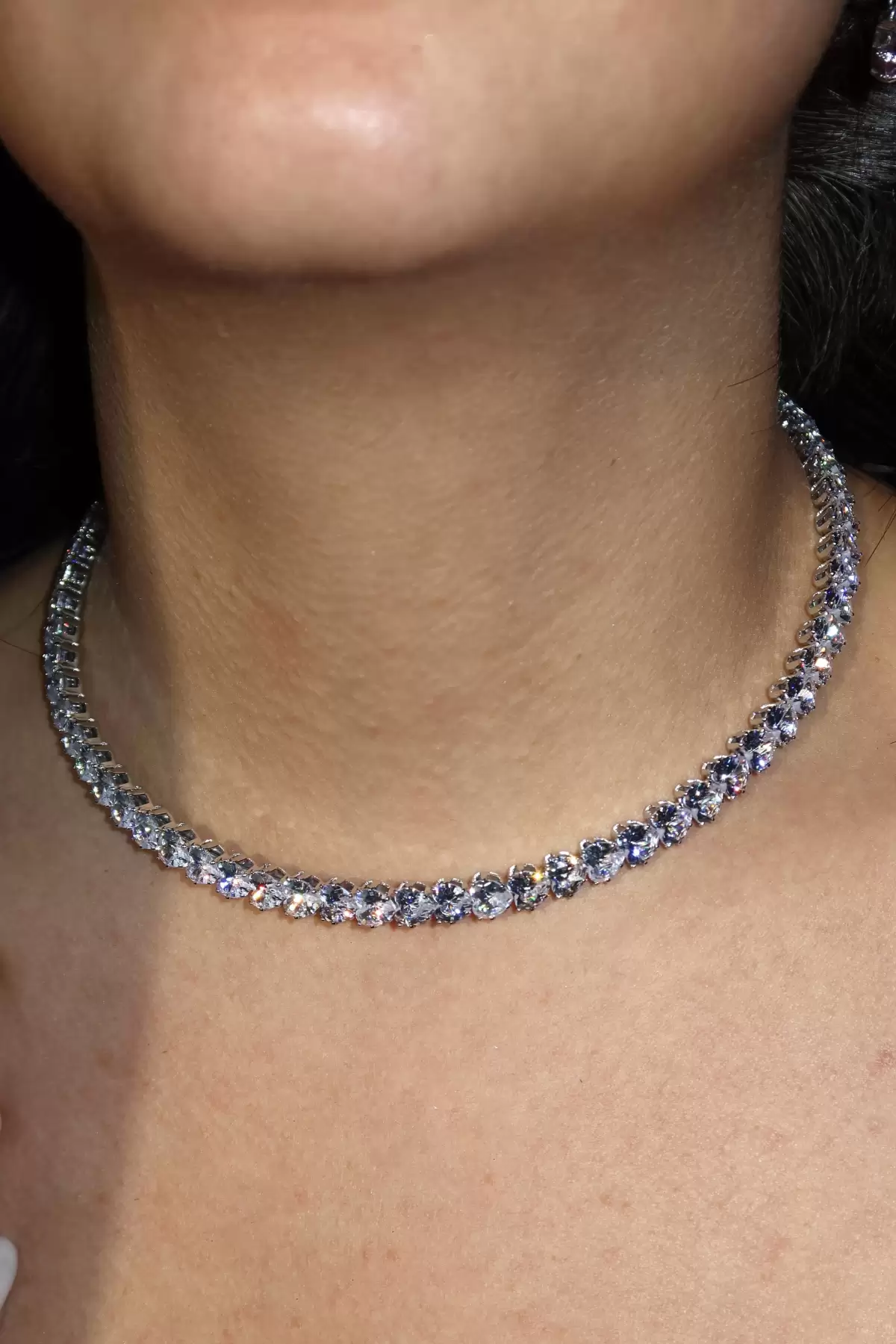 Gümüş Renk Kalp Detaylı Taşlı Choker Kolye