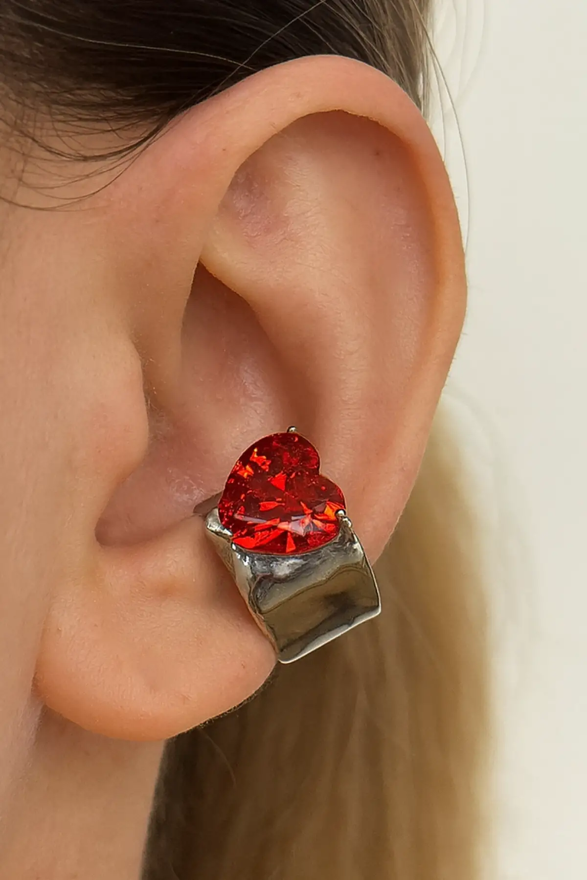 Gümüş Renk Kalp Figürlü Kırmızı Taş Detaylı 14K Altın Kaplama Ear Cuff (Tek)