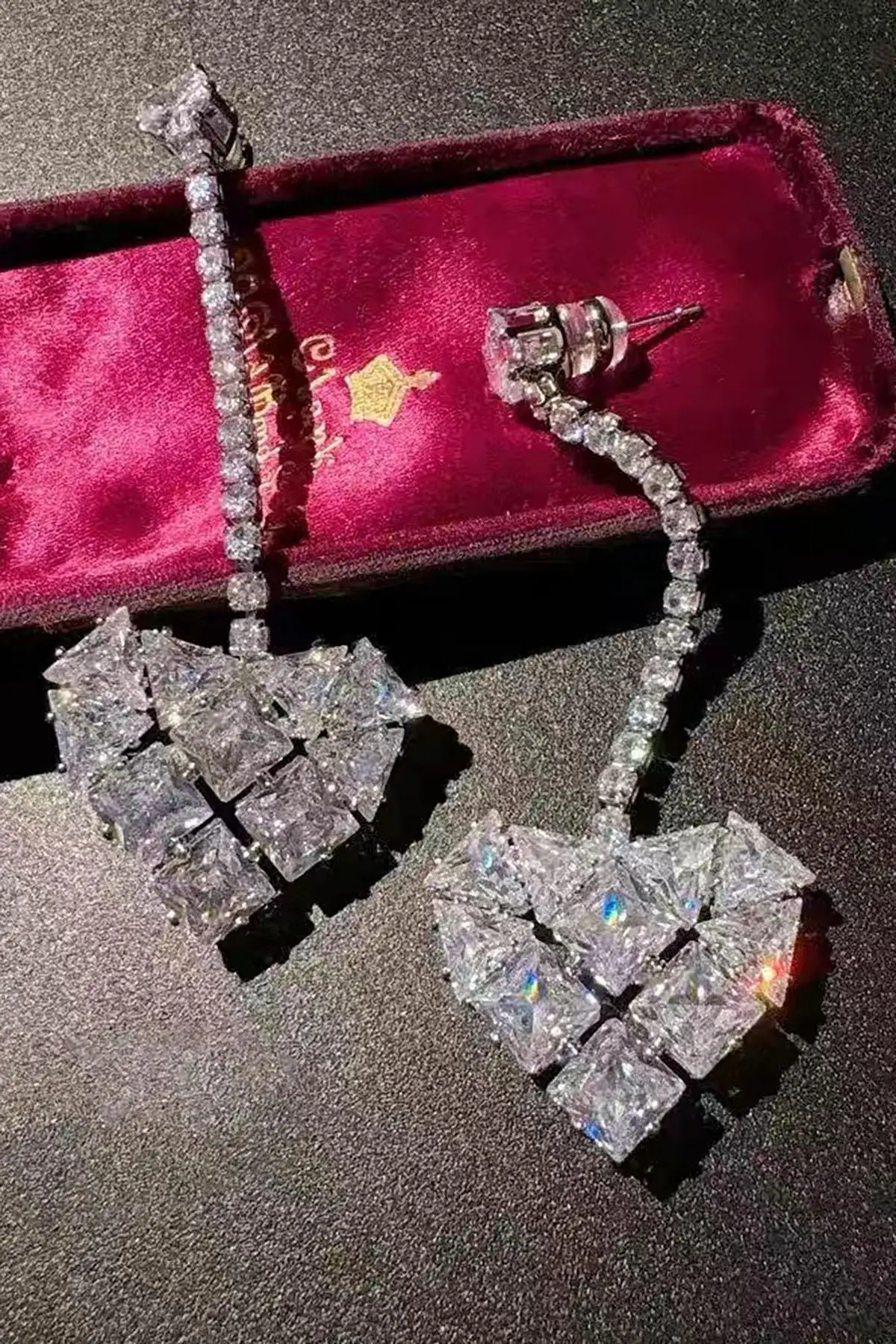 Gümüş Renk Kalp Figürlü Taş Detaylı 14K Altın Kaplama Küpe (Çift)