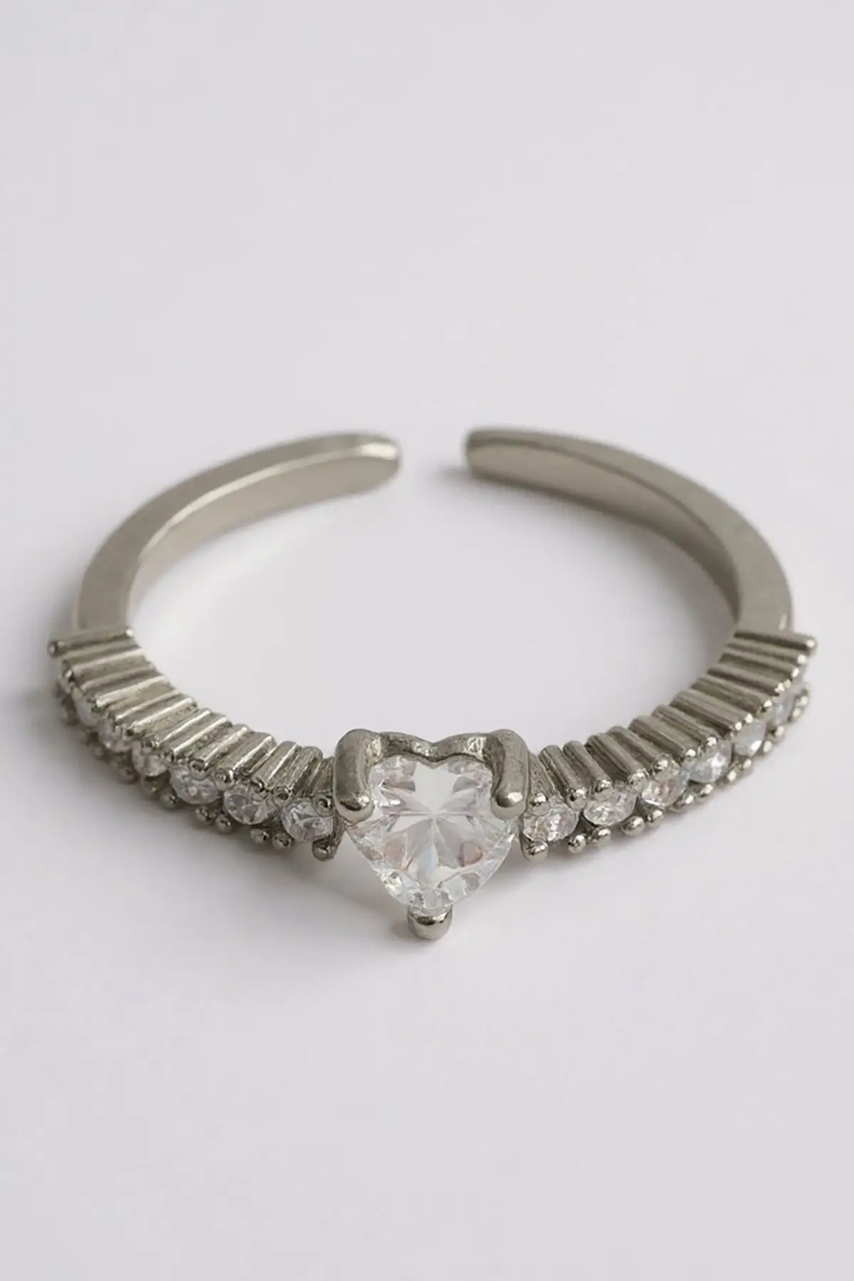 Gümüş Renk Kalp Figürlü Taş Detaylı Ayarlanabilir Yüzük