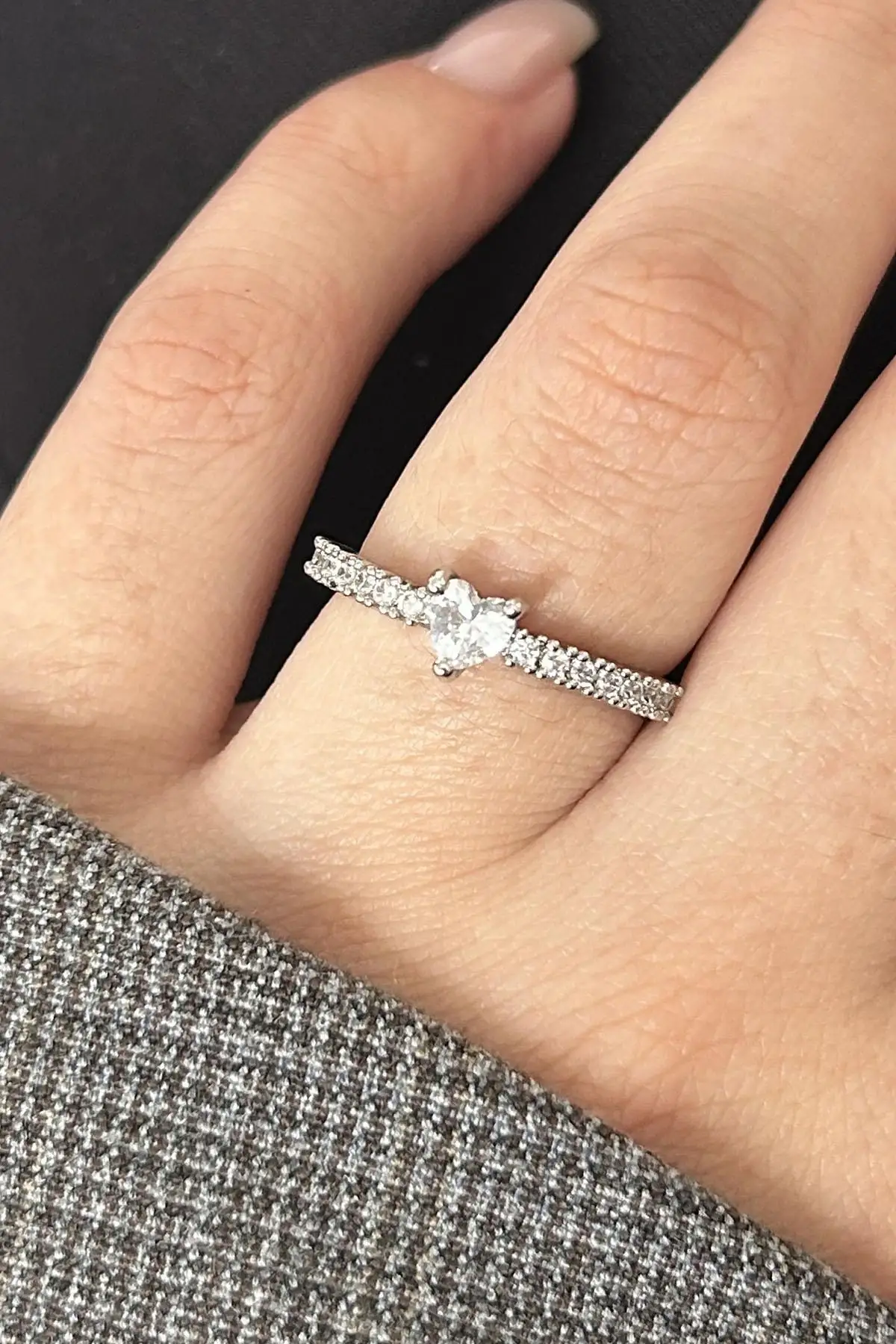 Gümüş Renk Kalp Figürlü Taş Detaylı Ayarlanabilir Yüzük