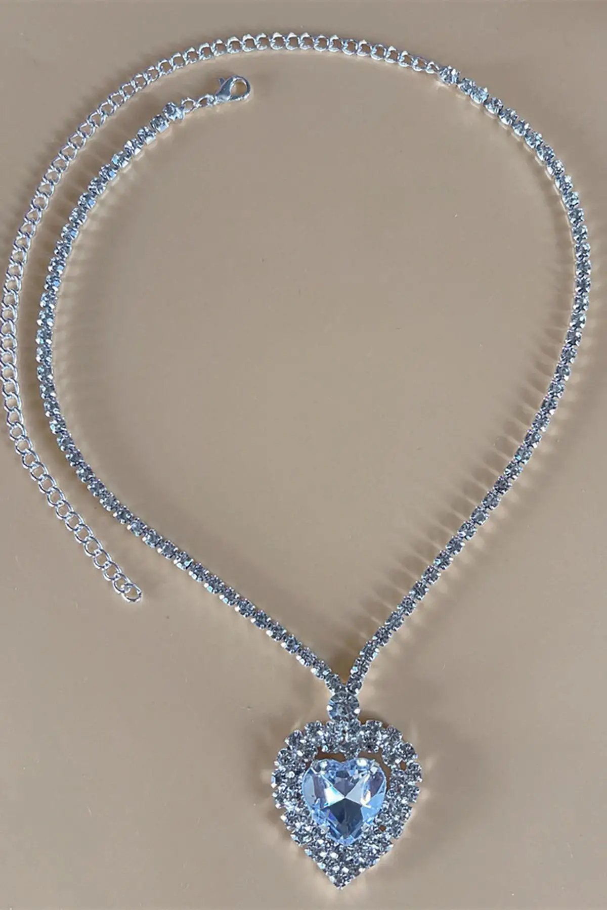 Gümüş Renk Kalp Figürlü Taş Detaylı Tasarım Abiye Kolye