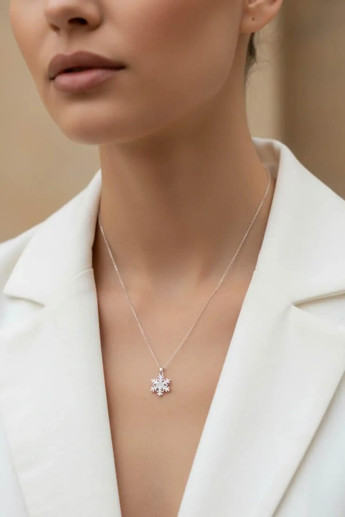Gümüş Renk Kar Tanesi Figürlü Çelik Kolye
