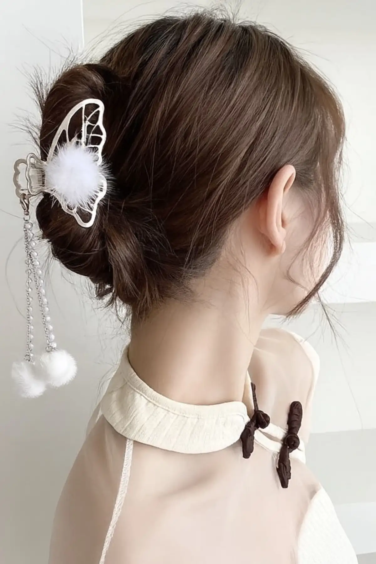 Gümüş Renk Kelebek Figürlü Ponpon Detaylı Mandal Toka