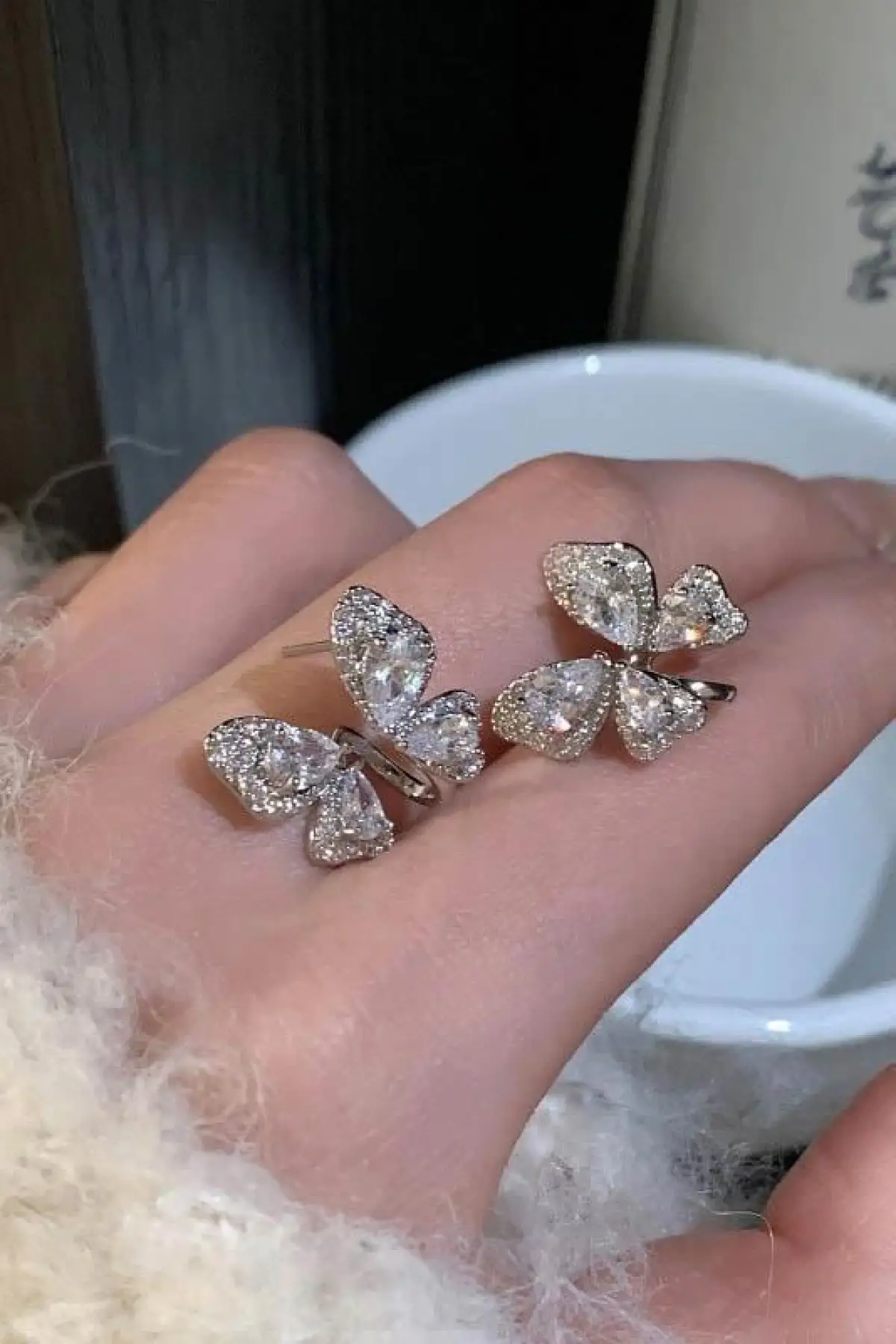 Gümüş Renk Kelebek Figürlü Taş Detaylı 14K Altın Kaplama Küpe (Çift)