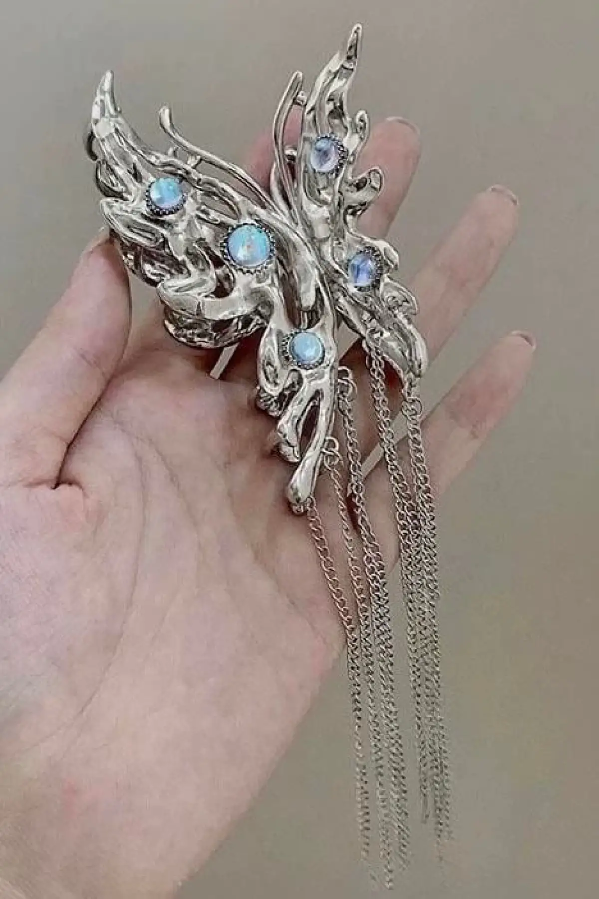 Gümüş Renk Kelebek Figürlü Taş Detaylı Sallantılı Metal Mandal Toka