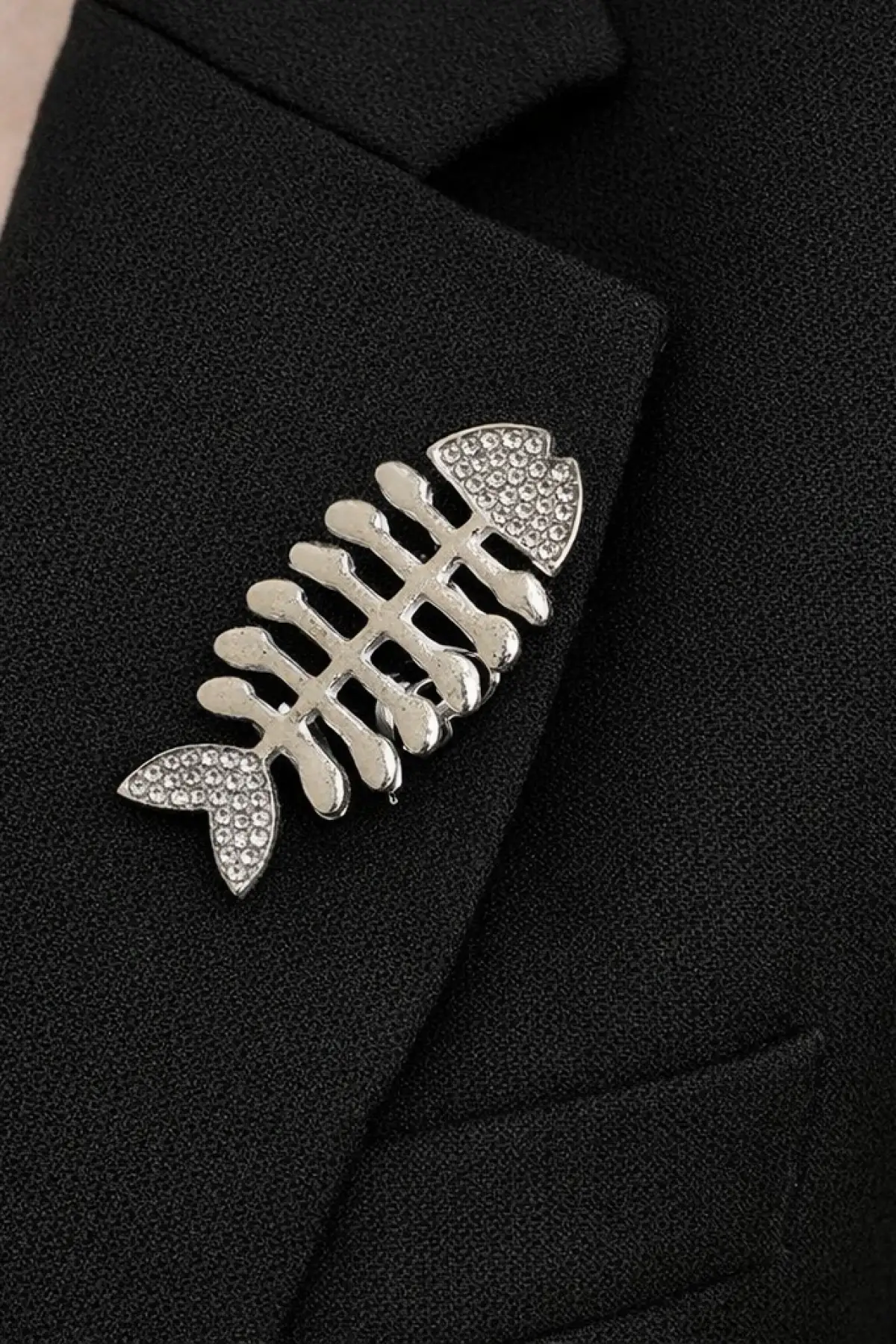 Gümüş Renk Kılçık Figürlü Broş